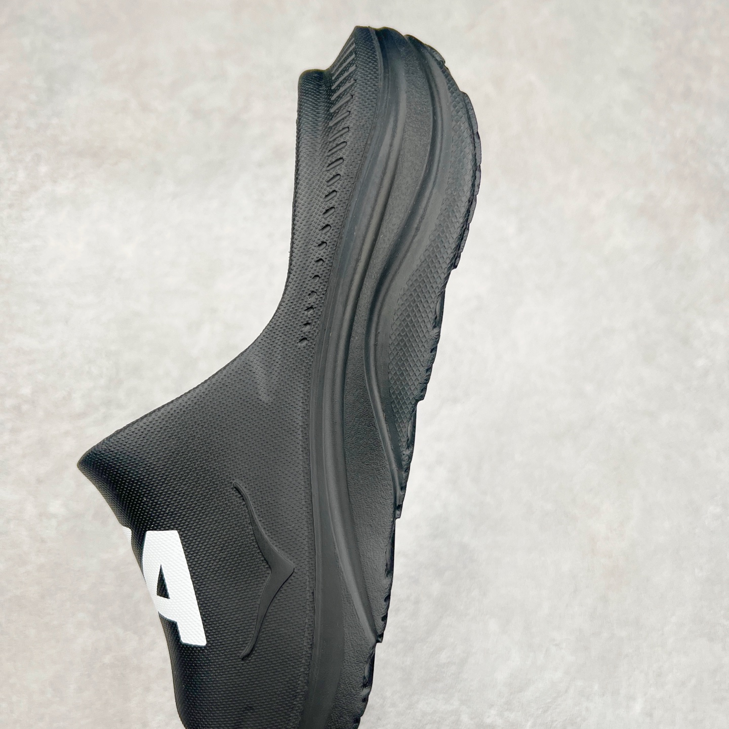 图片[7]-HOKA ONE ONE ORA Recovery Slide 3 运动拖鞋 采用非动物源材料和柔软的EVA鞋面 确保鞋底回弹性和高抗张力 高韧性 中底则采用速度型滚动平衡技术 可优化从脚跟平稳过渡至脚掌的落地过程 引导跑者回归自然步态 同时 双层结构和EVA中底 具有良好的防震和缓冲性能 提供非凡的舒适感和强大的支撑力 外底拥有巧妙的凹槽 助力跑者即便在湿滑的地形 依旧能有良好的抓地力及稳定性 尺码：36 37 38 39 40 41 42 43 44 45 46-选品中心