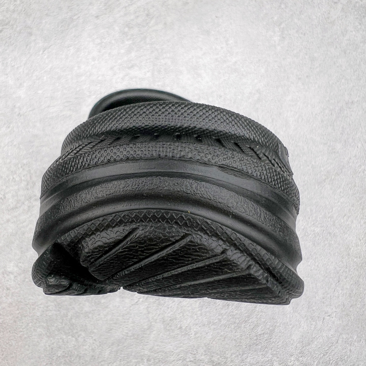 图片[8]-HOKA ONE ONE ORA Recovery Slide 3 运动拖鞋 采用非动物源材料和柔软的EVA鞋面 确保鞋底回弹性和高抗张力 高韧性 中底则采用速度型滚动平衡技术 可优化从脚跟平稳过渡至脚掌的落地过程 引导跑者回归自然步态 同时 双层结构和EVA中底 具有良好的防震和缓冲性能 提供非凡的舒适感和强大的支撑力 外底拥有巧妙的凹槽 助力跑者即便在湿滑的地形 依旧能有良好的抓地力及稳定性 尺码：36 37 38 39 40 41 42 43 44 45 46-选品中心