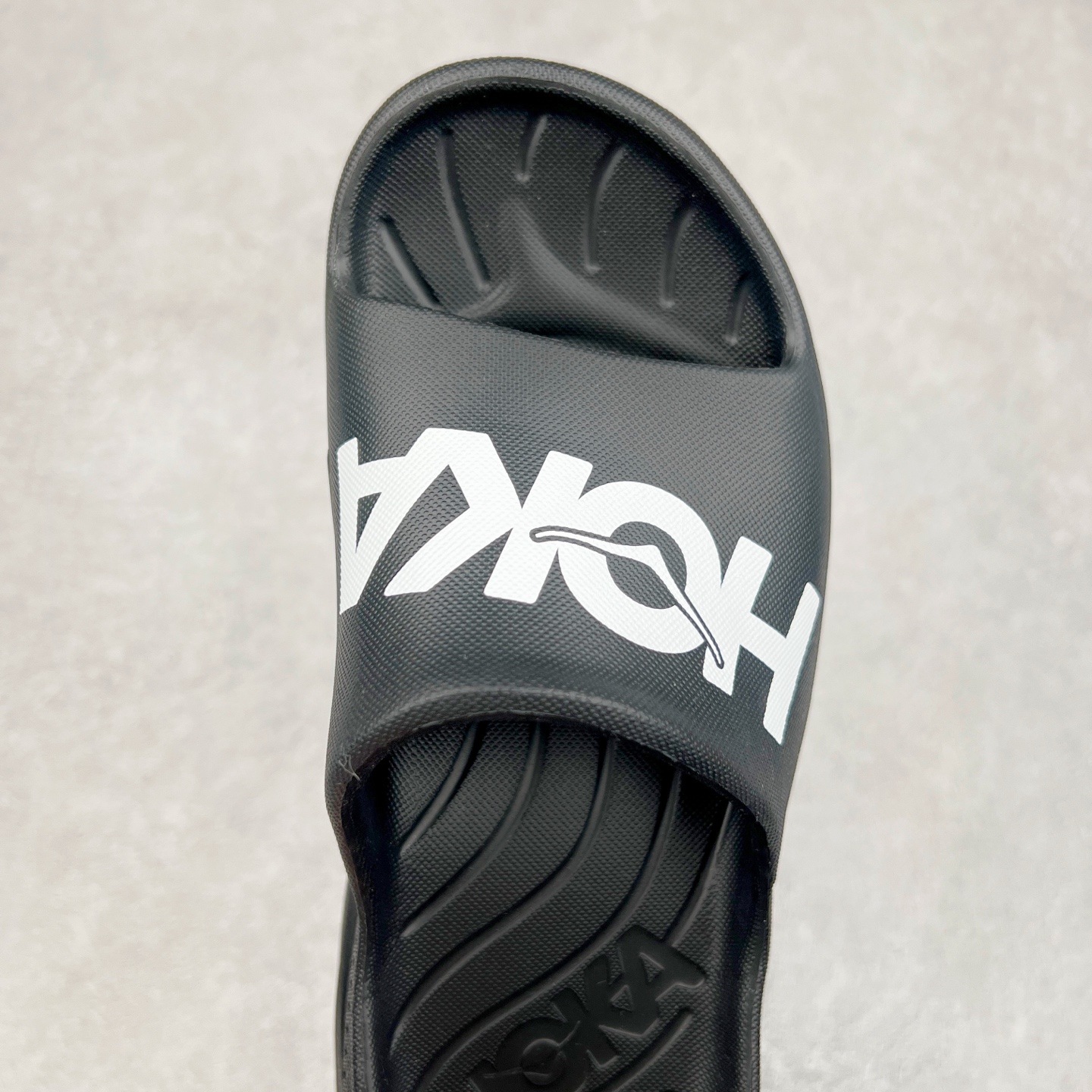 图片[4]-HOKA ONE ONE ORA Recovery Slide 3 运动拖鞋 采用非动物源材料和柔软的EVA鞋面 确保鞋底回弹性和高抗张力 高韧性 中底则采用速度型滚动平衡技术 可优化从脚跟平稳过渡至脚掌的落地过程 引导跑者回归自然步态 同时 双层结构和EVA中底 具有良好的防震和缓冲性能 提供非凡的舒适感和强大的支撑力 外底拥有巧妙的凹槽 助力跑者即便在湿滑的地形 依旧能有良好的抓地力及稳定性 尺码：36 37 38 39 40 41 42 43 44 45 46-选品中心