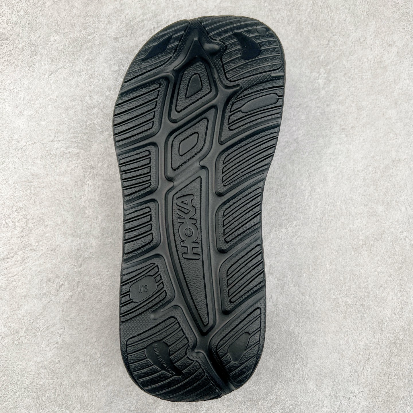 图片[9]-HOKA ONE ONE ORA Recovery Slide 3 运动拖鞋 采用非动物源材料和柔软的EVA鞋面 确保鞋底回弹性和高抗张力 高韧性 中底则采用速度型滚动平衡技术 可优化从脚跟平稳过渡至脚掌的落地过程 引导跑者回归自然步态 同时 双层结构和EVA中底 具有良好的防震和缓冲性能 提供非凡的舒适感和强大的支撑力 外底拥有巧妙的凹槽 助力跑者即便在湿滑的地形 依旧能有良好的抓地力及稳定性 尺码：36 37 38 39 40 41 42 43 44 45 46-选品中心