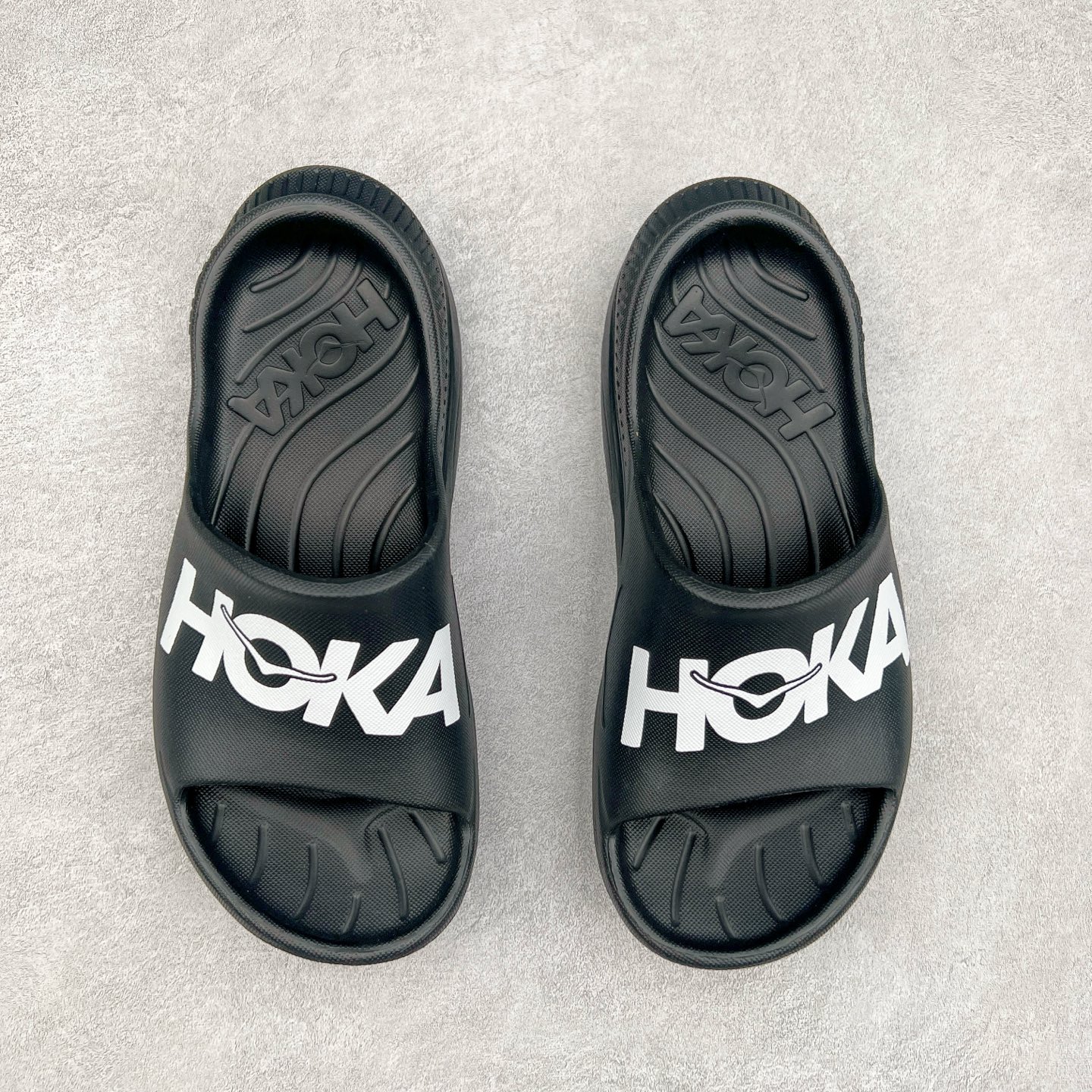 图片[2]-HOKA ONE ONE ORA Recovery Slide 3 运动拖鞋 采用非动物源材料和柔软的EVA鞋面 确保鞋底回弹性和高抗张力 高韧性 中底则采用速度型滚动平衡技术 可优化从脚跟平稳过渡至脚掌的落地过程 引导跑者回归自然步态 同时 双层结构和EVA中底 具有良好的防震和缓冲性能 提供非凡的舒适感和强大的支撑力 外底拥有巧妙的凹槽 助力跑者即便在湿滑的地形 依旧能有良好的抓地力及稳定性 尺码：36 37 38 39 40 41 42 43 44 45 46-选品中心
