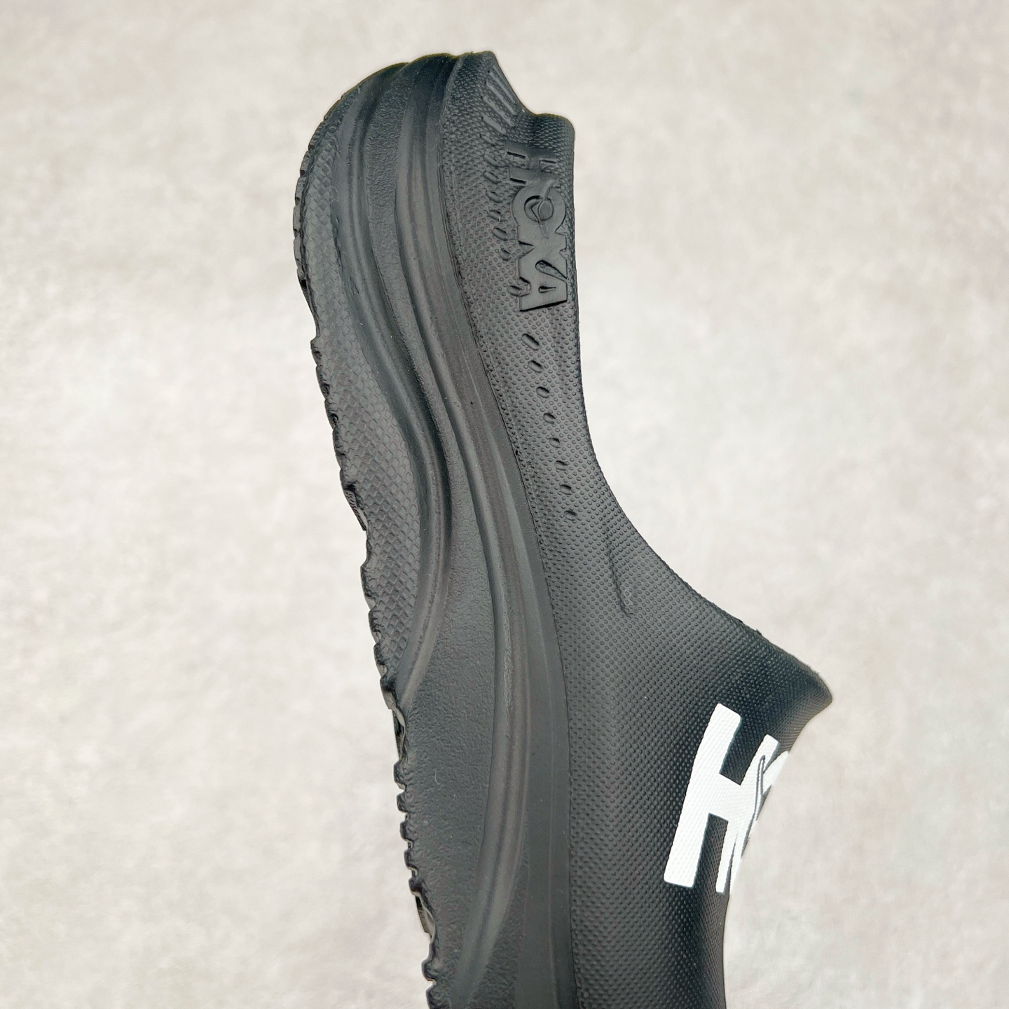 图片[6]-HOKA ONE ONE ORA Recovery Slide 3 运动拖鞋 采用非动物源材料和柔软的EVA鞋面 确保鞋底回弹性和高抗张力 高韧性 中底则采用速度型滚动平衡技术 可优化从脚跟平稳过渡至脚掌的落地过程 引导跑者回归自然步态 同时 双层结构和EVA中底 具有良好的防震和缓冲性能 提供非凡的舒适感和强大的支撑力 外底拥有巧妙的凹槽 助力跑者即便在湿滑的地形 依旧能有良好的抓地力及稳定性 尺码：36 37 38 39 40 41 42 43 44 45 46-选品中心