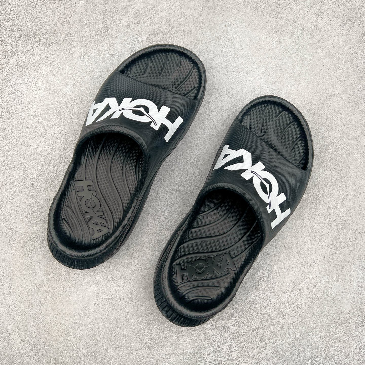 图片[3]-HOKA ONE ONE ORA Recovery Slide 3 运动拖鞋 采用非动物源材料和柔软的EVA鞋面 确保鞋底回弹性和高抗张力 高韧性 中底则采用速度型滚动平衡技术 可优化从脚跟平稳过渡至脚掌的落地过程 引导跑者回归自然步态 同时 双层结构和EVA中底 具有良好的防震和缓冲性能 提供非凡的舒适感和强大的支撑力 外底拥有巧妙的凹槽 助力跑者即便在湿滑的地形 依旧能有良好的抓地力及稳定性 尺码：36 37 38 39 40 41 42 43 44 45 46-选品中心