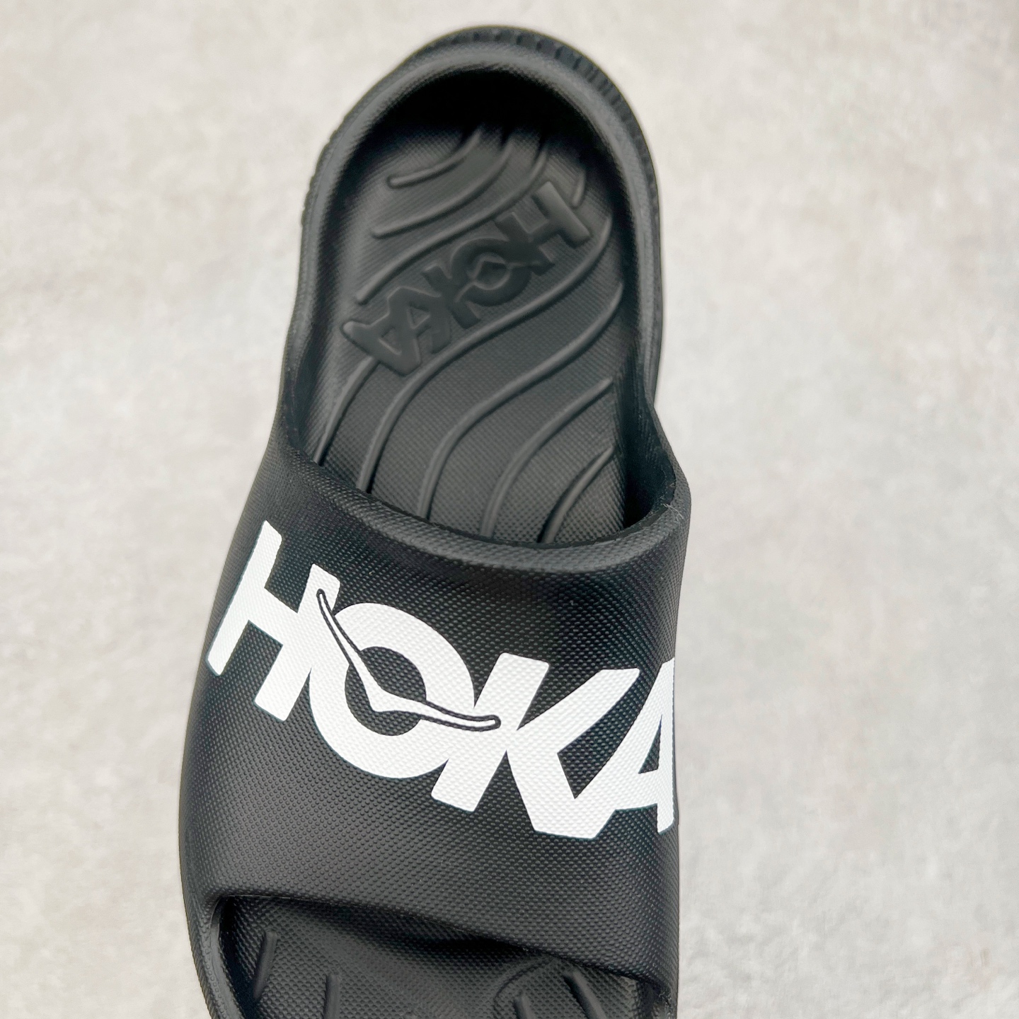 图片[5]-HOKA ONE ONE ORA Recovery Slide 3 运动拖鞋 采用非动物源材料和柔软的EVA鞋面 确保鞋底回弹性和高抗张力 高韧性 中底则采用速度型滚动平衡技术 可优化从脚跟平稳过渡至脚掌的落地过程 引导跑者回归自然步态 同时 双层结构和EVA中底 具有良好的防震和缓冲性能 提供非凡的舒适感和强大的支撑力 外底拥有巧妙的凹槽 助力跑者即便在湿滑的地形 依旧能有良好的抓地力及稳定性 尺码：36 37 38 39 40 41 42 43 44 45 46-选品中心