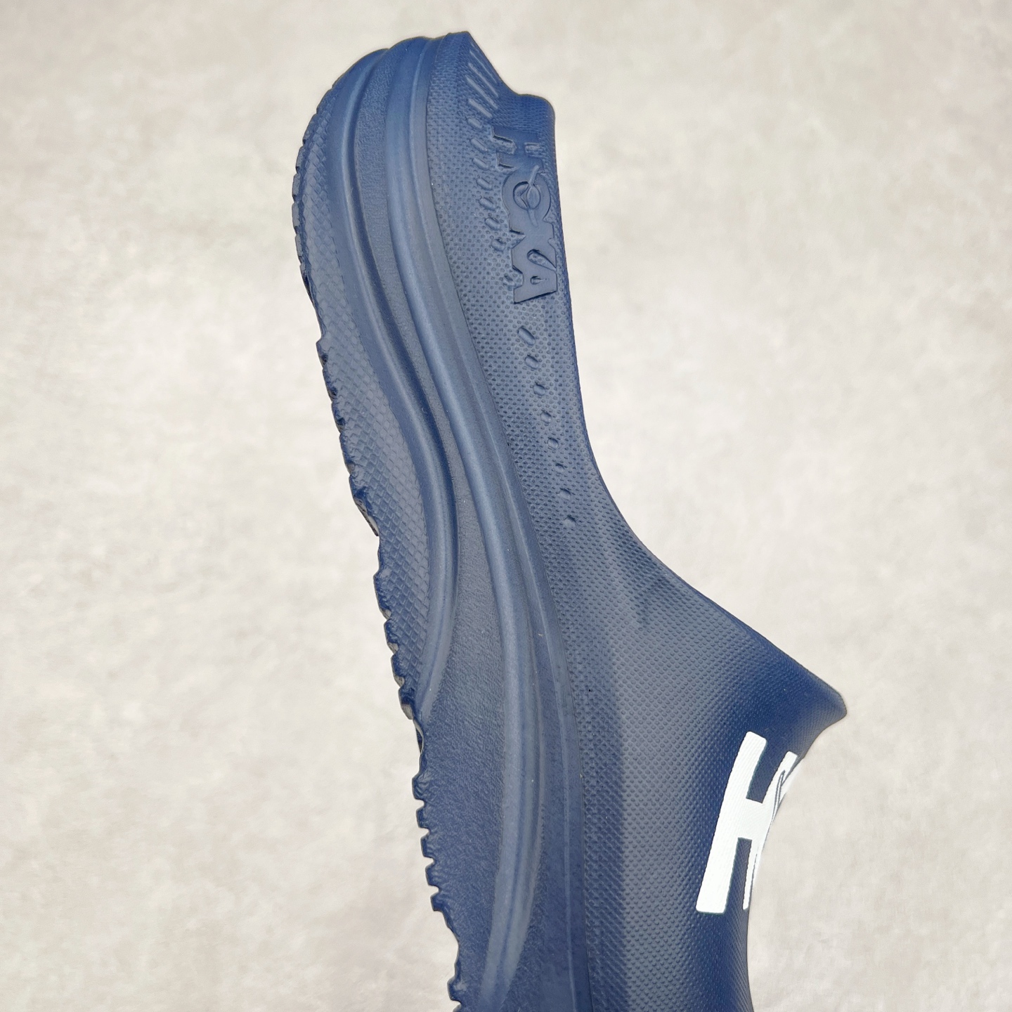 图片[6]-HOKA ONE ONE ORA Recovery Slide 3 运动拖鞋 采用非动物源材料和柔软的EVA鞋面 确保鞋底回弹性和高抗张力 高韧性 中底则采用速度型滚动平衡技术 可优化从脚跟平稳过渡至脚掌的落地过程 引导跑者回归自然步态 同时 双层结构和EVA中底 具有良好的防震和缓冲性能 提供非凡的舒适感和强大的支撑力 外底拥有巧妙的凹槽 助力跑者即便在湿滑的地形 依旧能有良好的抓地力及稳定性 尺码：36 37 38 39 40 41 42 43 44 45 46-选品中心