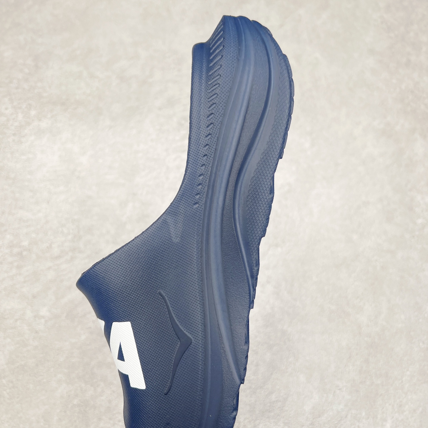 图片[7]-HOKA ONE ONE ORA Recovery Slide 3 运动拖鞋 采用非动物源材料和柔软的EVA鞋面 确保鞋底回弹性和高抗张力 高韧性 中底则采用速度型滚动平衡技术 可优化从脚跟平稳过渡至脚掌的落地过程 引导跑者回归自然步态 同时 双层结构和EVA中底 具有良好的防震和缓冲性能 提供非凡的舒适感和强大的支撑力 外底拥有巧妙的凹槽 助力跑者即便在湿滑的地形 依旧能有良好的抓地力及稳定性 尺码：36 37 38 39 40 41 42 43 44 45 46-选品中心