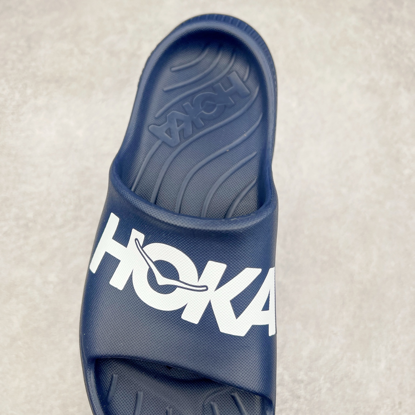 图片[5]-HOKA ONE ONE ORA Recovery Slide 3 运动拖鞋 采用非动物源材料和柔软的EVA鞋面 确保鞋底回弹性和高抗张力 高韧性 中底则采用速度型滚动平衡技术 可优化从脚跟平稳过渡至脚掌的落地过程 引导跑者回归自然步态 同时 双层结构和EVA中底 具有良好的防震和缓冲性能 提供非凡的舒适感和强大的支撑力 外底拥有巧妙的凹槽 助力跑者即便在湿滑的地形 依旧能有良好的抓地力及稳定性 尺码：36 37 38 39 40 41 42 43 44 45 46-选品中心