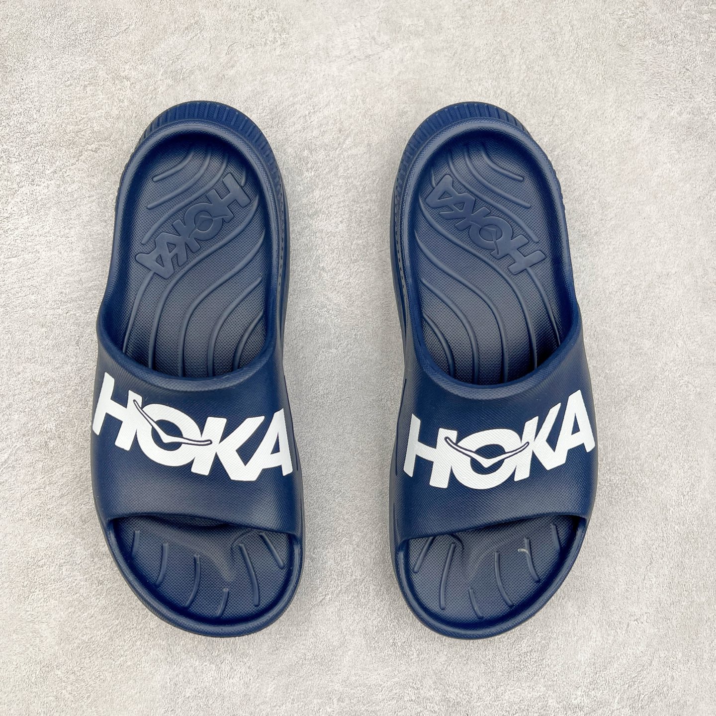 图片[2]-HOKA ONE ONE ORA Recovery Slide 3 运动拖鞋 采用非动物源材料和柔软的EVA鞋面 确保鞋底回弹性和高抗张力 高韧性 中底则采用速度型滚动平衡技术 可优化从脚跟平稳过渡至脚掌的落地过程 引导跑者回归自然步态 同时 双层结构和EVA中底 具有良好的防震和缓冲性能 提供非凡的舒适感和强大的支撑力 外底拥有巧妙的凹槽 助力跑者即便在湿滑的地形 依旧能有良好的抓地力及稳定性 尺码：36 37 38 39 40 41 42 43 44 45 46-选品中心