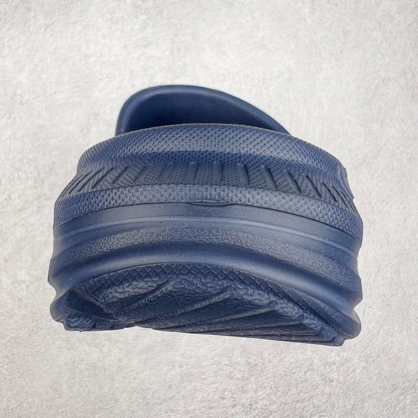 图片[8]-HOKA ONE ONE ORA Recovery Slide 3 运动拖鞋 采用非动物源材料和柔软的EVA鞋面 确保鞋底回弹性和高抗张力 高韧性 中底则采用速度型滚动平衡技术 可优化从脚跟平稳过渡至脚掌的落地过程 引导跑者回归自然步态 同时 双层结构和EVA中底 具有良好的防震和缓冲性能 提供非凡的舒适感和强大的支撑力 外底拥有巧妙的凹槽 助力跑者即便在湿滑的地形 依旧能有良好的抓地力及稳定性 尺码：36 37 38 39 40 41 42 43 44 45 46-选品中心