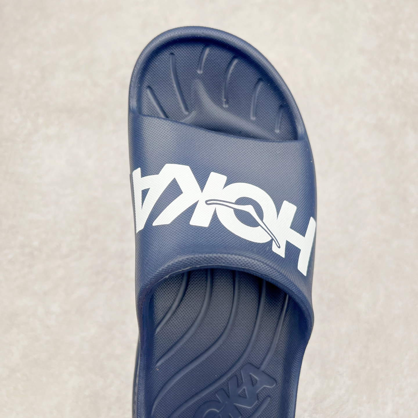 图片[4]-HOKA ONE ONE ORA Recovery Slide 3 运动拖鞋 采用非动物源材料和柔软的EVA鞋面 确保鞋底回弹性和高抗张力 高韧性 中底则采用速度型滚动平衡技术 可优化从脚跟平稳过渡至脚掌的落地过程 引导跑者回归自然步态 同时 双层结构和EVA中底 具有良好的防震和缓冲性能 提供非凡的舒适感和强大的支撑力 外底拥有巧妙的凹槽 助力跑者即便在湿滑的地形 依旧能有良好的抓地力及稳定性 尺码：36 37 38 39 40 41 42 43 44 45 46-选品中心