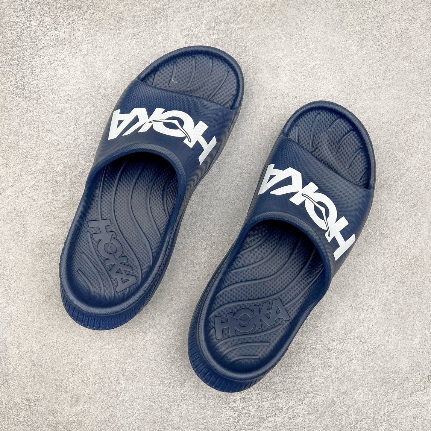 图片[3]-HOKA ONE ONE ORA Recovery Slide 3 运动拖鞋 采用非动物源材料和柔软的EVA鞋面 确保鞋底回弹性和高抗张力 高韧性 中底则采用速度型滚动平衡技术 可优化从脚跟平稳过渡至脚掌的落地过程 引导跑者回归自然步态 同时 双层结构和EVA中底 具有良好的防震和缓冲性能 提供非凡的舒适感和强大的支撑力 外底拥有巧妙的凹槽 助力跑者即便在湿滑的地形 依旧能有良好的抓地力及稳定性 尺码：36 37 38 39 40 41 42 43 44 45 46-选品中心