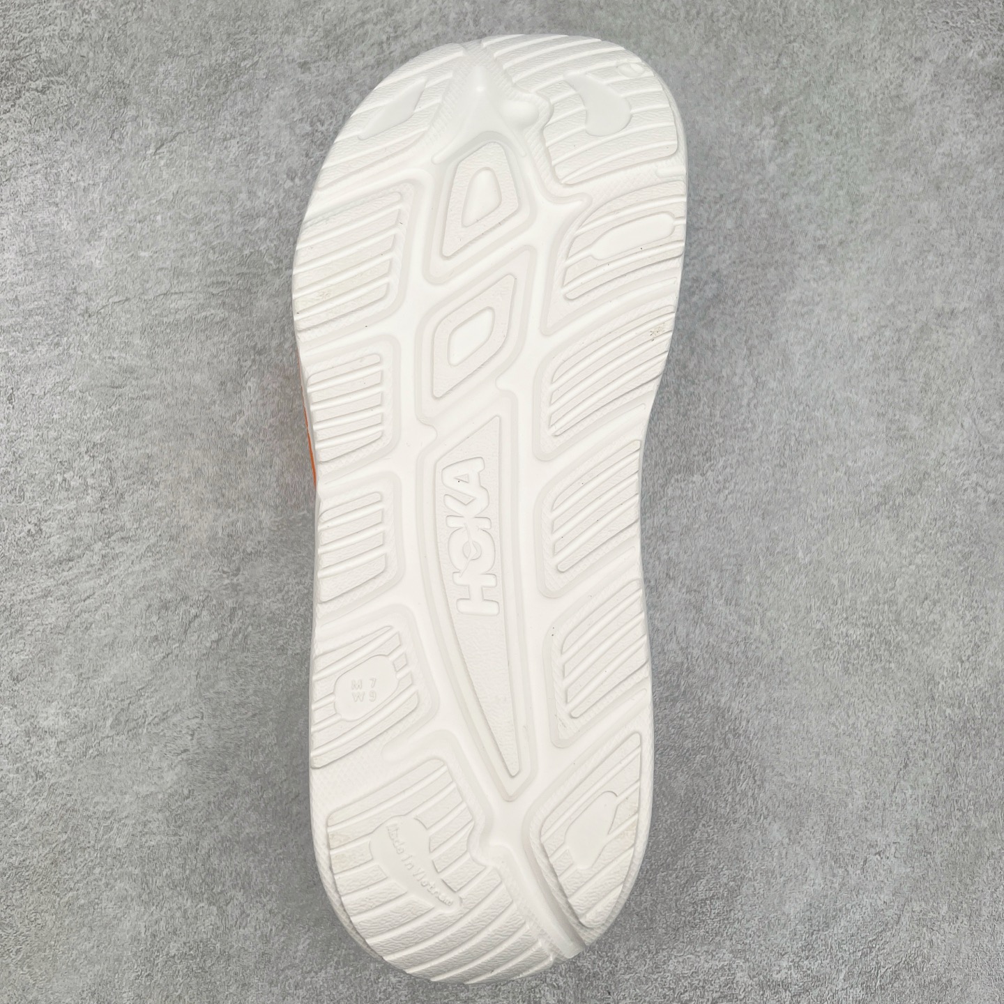 图片[9]-HOKA ONE ONE ORA Recovery Slide 3 运动拖鞋 采用非动物源材料和柔软的EVA鞋面 确保鞋底回弹性和高抗张力 高韧性 中底则采用速度型滚动平衡技术 可优化从脚跟平稳过渡至脚掌的落地过程 引导跑者回归自然步态 同时 双层结构和EVA中底 具有良好的防震和缓冲性能 提供非凡的舒适感和强大的支撑力 外底拥有巧妙的凹槽 助力跑者即便在湿滑的地形 依旧能有良好的抓地力及稳定性 尺码：36 37 38 39 40 41 42 43 44 45 46-选品中心