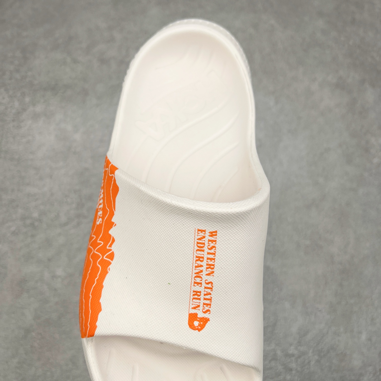 图片[5]-HOKA ONE ONE ORA Recovery Slide 3 运动拖鞋 采用非动物源材料和柔软的EVA鞋面 确保鞋底回弹性和高抗张力 高韧性 中底则采用速度型滚动平衡技术 可优化从脚跟平稳过渡至脚掌的落地过程 引导跑者回归自然步态 同时 双层结构和EVA中底 具有良好的防震和缓冲性能 提供非凡的舒适感和强大的支撑力 外底拥有巧妙的凹槽 助力跑者即便在湿滑的地形 依旧能有良好的抓地力及稳定性 尺码：36 37 38 39 40 41 42 43 44 45 46-选品中心