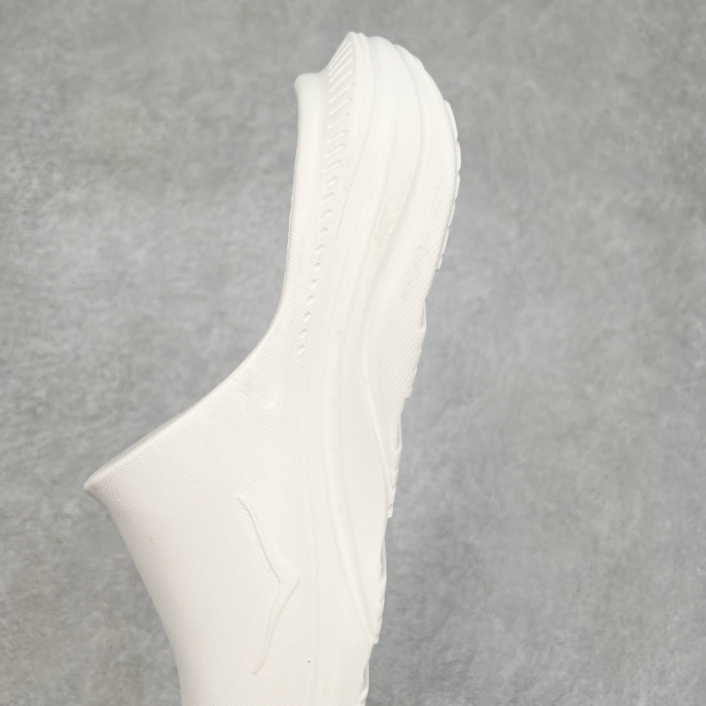 图片[7]-HOKA ONE ONE ORA Recovery Slide 3 运动拖鞋 采用非动物源材料和柔软的EVA鞋面 确保鞋底回弹性和高抗张力 高韧性 中底则采用速度型滚动平衡技术 可优化从脚跟平稳过渡至脚掌的落地过程 引导跑者回归自然步态 同时 双层结构和EVA中底 具有良好的防震和缓冲性能 提供非凡的舒适感和强大的支撑力 外底拥有巧妙的凹槽 助力跑者即便在湿滑的地形 依旧能有良好的抓地力及稳定性 尺码：36 37 38 39 40 41 42 43 44 45 46-选品中心