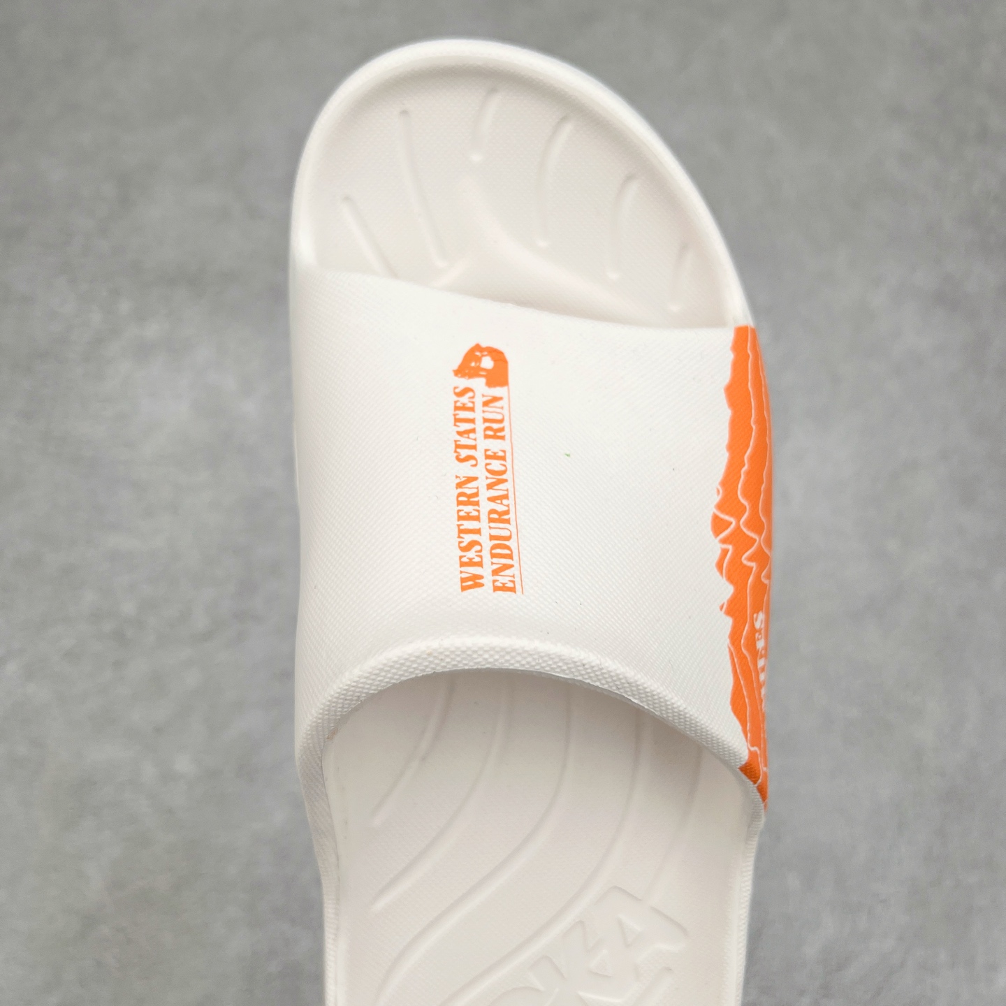 图片[4]-HOKA ONE ONE ORA Recovery Slide 3 运动拖鞋 采用非动物源材料和柔软的EVA鞋面 确保鞋底回弹性和高抗张力 高韧性 中底则采用速度型滚动平衡技术 可优化从脚跟平稳过渡至脚掌的落地过程 引导跑者回归自然步态 同时 双层结构和EVA中底 具有良好的防震和缓冲性能 提供非凡的舒适感和强大的支撑力 外底拥有巧妙的凹槽 助力跑者即便在湿滑的地形 依旧能有良好的抓地力及稳定性 尺码：36 37 38 39 40 41 42 43 44 45 46-选品中心