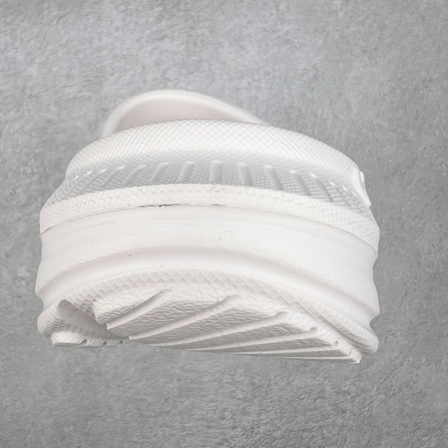 图片[8]-HOKA ONE ONE ORA Recovery Slide 3 运动拖鞋 采用非动物源材料和柔软的EVA鞋面 确保鞋底回弹性和高抗张力 高韧性 中底则采用速度型滚动平衡技术 可优化从脚跟平稳过渡至脚掌的落地过程 引导跑者回归自然步态 同时 双层结构和EVA中底 具有良好的防震和缓冲性能 提供非凡的舒适感和强大的支撑力 外底拥有巧妙的凹槽 助力跑者即便在湿滑的地形 依旧能有良好的抓地力及稳定性 尺码：36 37 38 39 40 41 42 43 44 45 46-选品中心