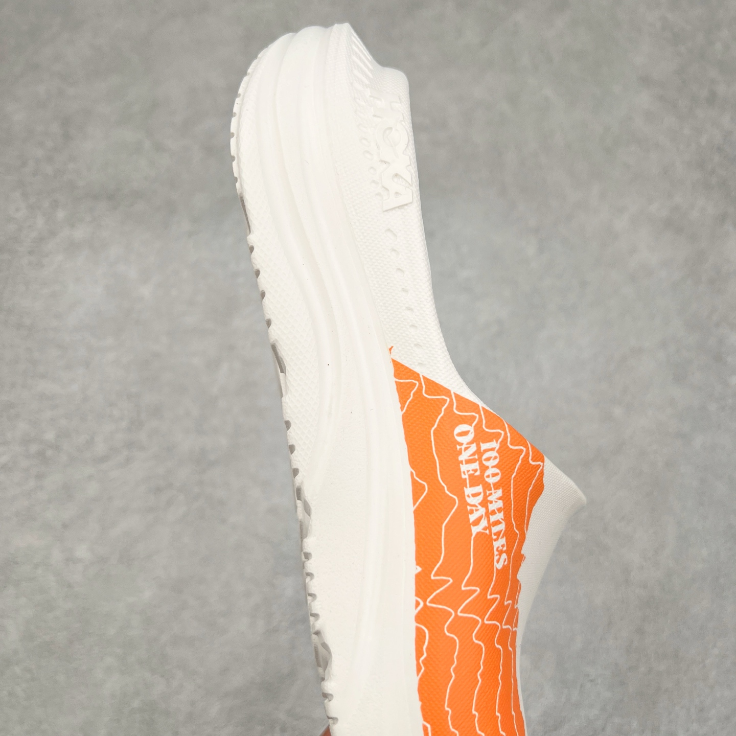 图片[6]-HOKA ONE ONE ORA Recovery Slide 3 运动拖鞋 采用非动物源材料和柔软的EVA鞋面 确保鞋底回弹性和高抗张力 高韧性 中底则采用速度型滚动平衡技术 可优化从脚跟平稳过渡至脚掌的落地过程 引导跑者回归自然步态 同时 双层结构和EVA中底 具有良好的防震和缓冲性能 提供非凡的舒适感和强大的支撑力 外底拥有巧妙的凹槽 助力跑者即便在湿滑的地形 依旧能有良好的抓地力及稳定性 尺码：36 37 38 39 40 41 42 43 44 45 46-选品中心