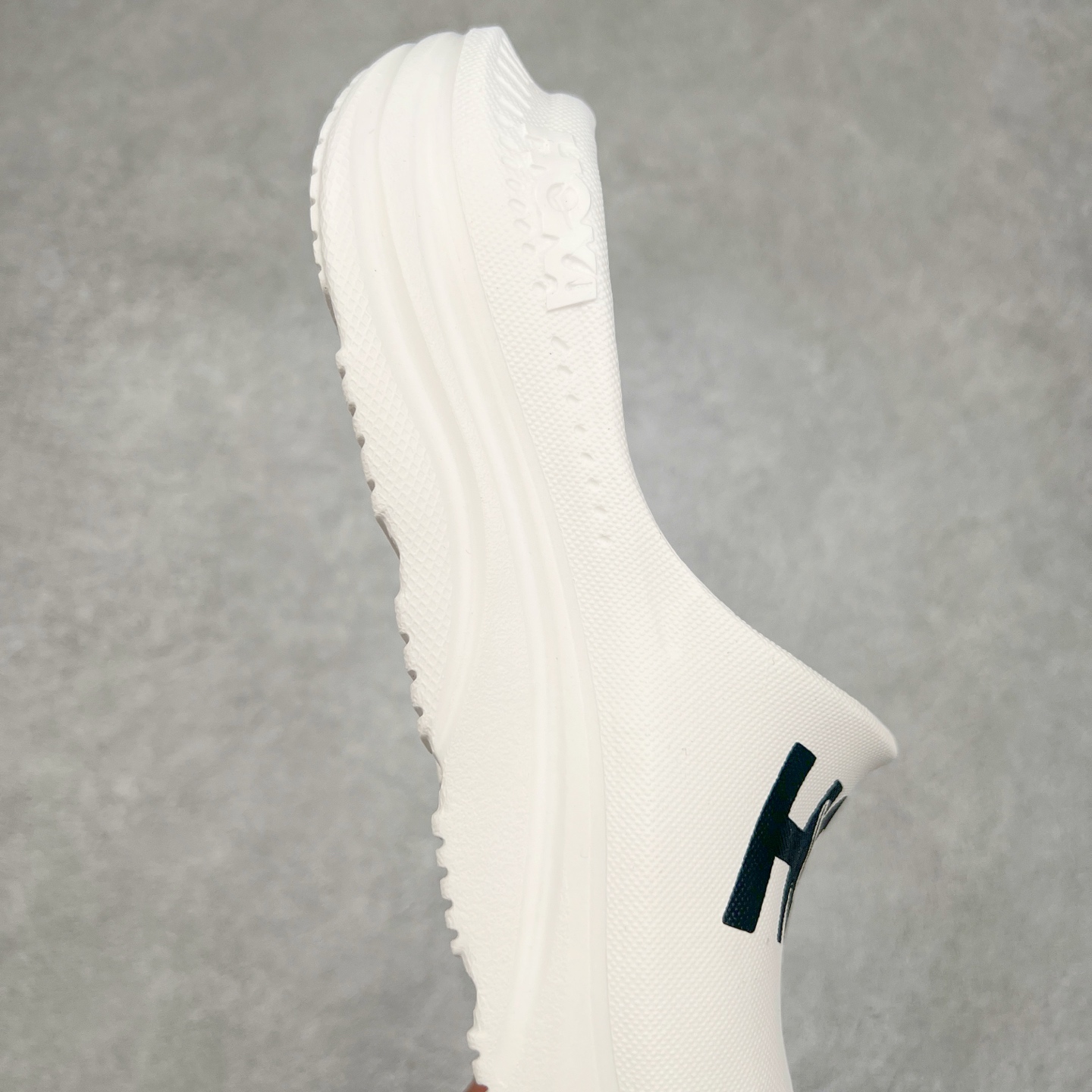 图片[6]-HOKA ONE ONE ORA Recovery Slide 3 运动拖鞋 采用非动物源材料和柔软的EVA鞋面 确保鞋底回弹性和高抗张力 高韧性 中底则采用速度型滚动平衡技术 可优化从脚跟平稳过渡至脚掌的落地过程 引导跑者回归自然步态 同时 双层结构和EVA中底 具有良好的防震和缓冲性能 提供非凡的舒适感和强大的支撑力 外底拥有巧妙的凹槽 助力跑者即便在湿滑的地形 依旧能有良好的抓地力及稳定性 尺码：36 37 38 39 40 41 42 43 44 45 46-选品中心