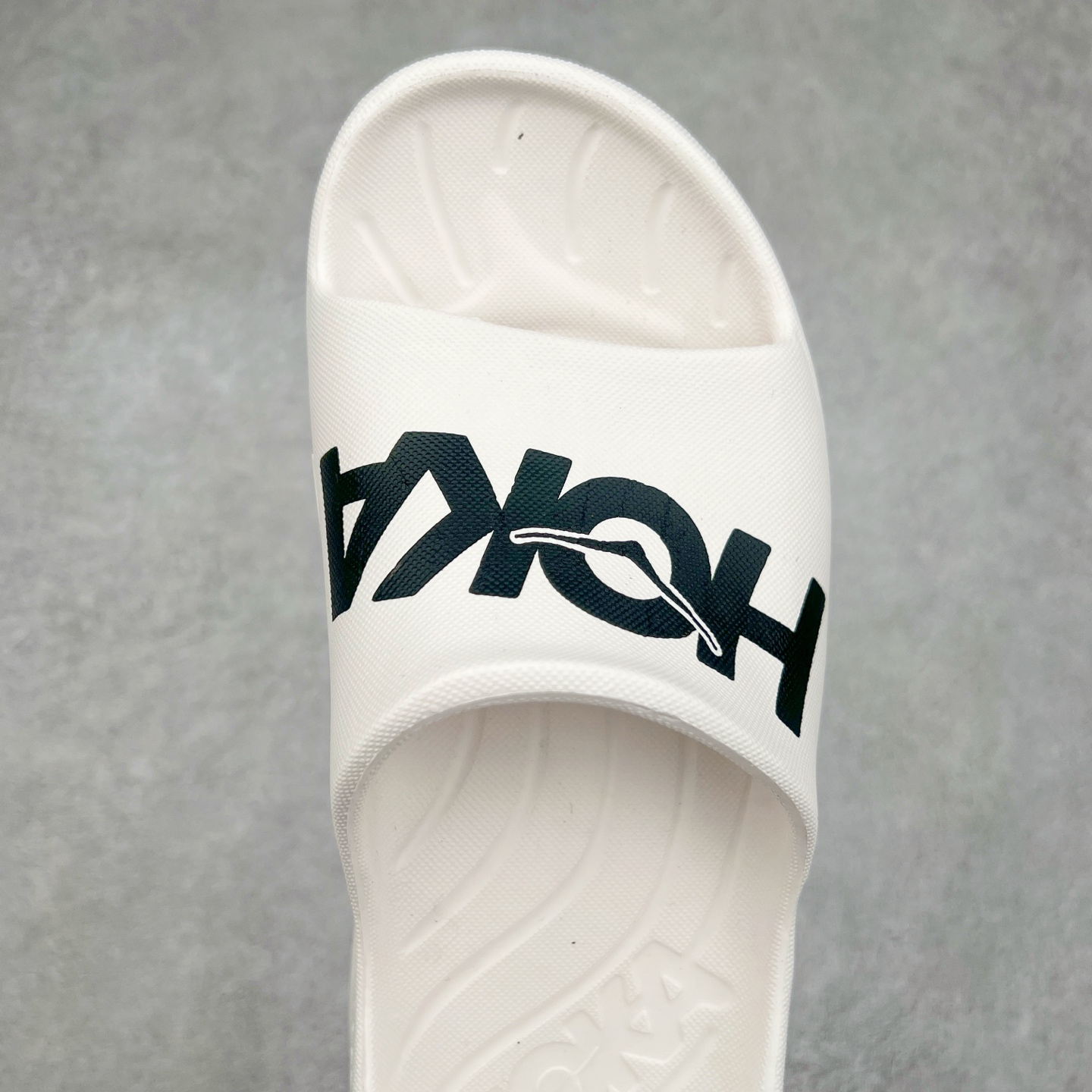 图片[4]-HOKA ONE ONE ORA Recovery Slide 3 运动拖鞋 采用非动物源材料和柔软的EVA鞋面 确保鞋底回弹性和高抗张力 高韧性 中底则采用速度型滚动平衡技术 可优化从脚跟平稳过渡至脚掌的落地过程 引导跑者回归自然步态 同时 双层结构和EVA中底 具有良好的防震和缓冲性能 提供非凡的舒适感和强大的支撑力 外底拥有巧妙的凹槽 助力跑者即便在湿滑的地形 依旧能有良好的抓地力及稳定性 尺码：36 37 38 39 40 41 42 43 44 45 46-选品中心