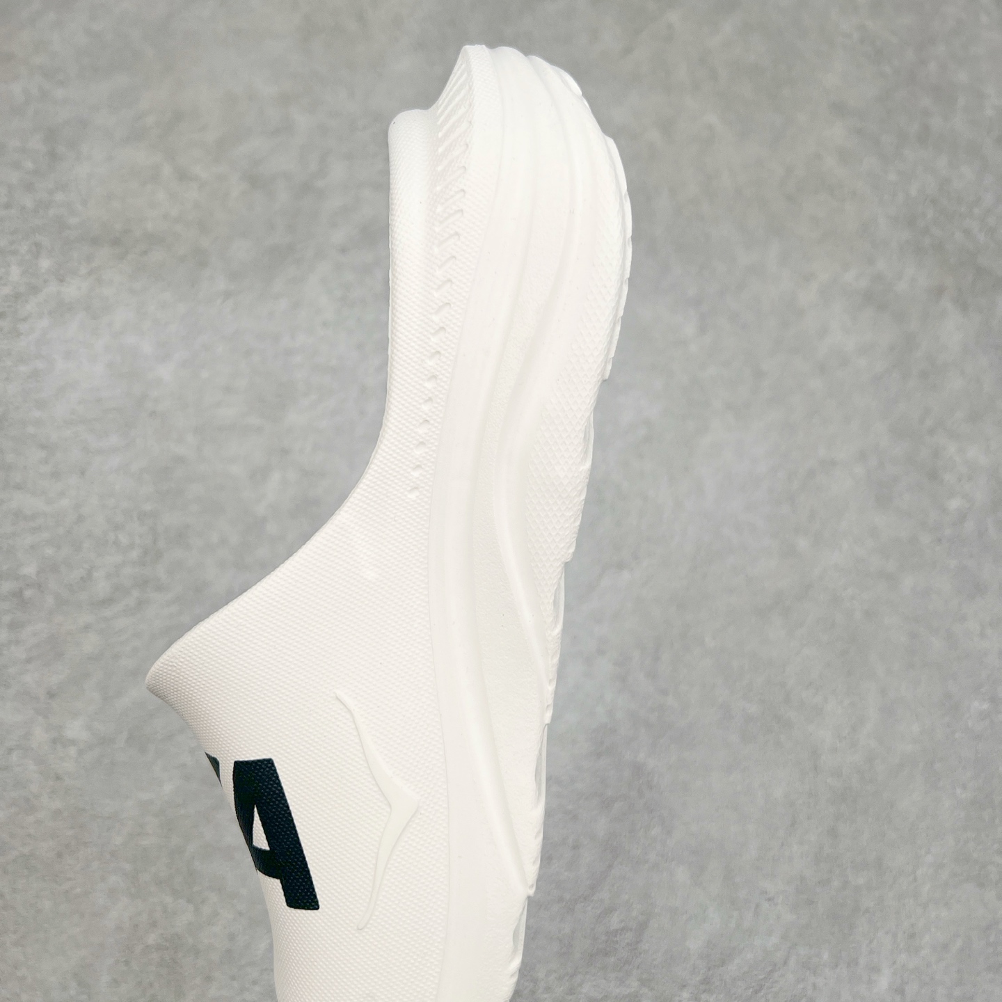 图片[7]-HOKA ONE ONE ORA Recovery Slide 3 运动拖鞋 采用非动物源材料和柔软的EVA鞋面 确保鞋底回弹性和高抗张力 高韧性 中底则采用速度型滚动平衡技术 可优化从脚跟平稳过渡至脚掌的落地过程 引导跑者回归自然步态 同时 双层结构和EVA中底 具有良好的防震和缓冲性能 提供非凡的舒适感和强大的支撑力 外底拥有巧妙的凹槽 助力跑者即便在湿滑的地形 依旧能有良好的抓地力及稳定性 尺码：36 37 38 39 40 41 42 43 44 45 46-选品中心