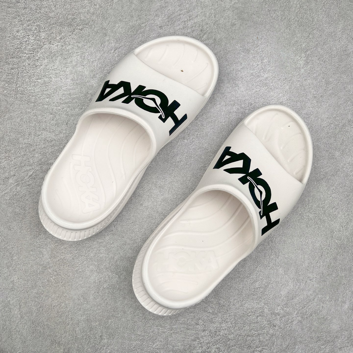 图片[3]-HOKA ONE ONE ORA Recovery Slide 3 运动拖鞋 采用非动物源材料和柔软的EVA鞋面 确保鞋底回弹性和高抗张力 高韧性 中底则采用速度型滚动平衡技术 可优化从脚跟平稳过渡至脚掌的落地过程 引导跑者回归自然步态 同时 双层结构和EVA中底 具有良好的防震和缓冲性能 提供非凡的舒适感和强大的支撑力 外底拥有巧妙的凹槽 助力跑者即便在湿滑的地形 依旧能有良好的抓地力及稳定性 尺码：36 37 38 39 40 41 42 43 44 45 46-选品中心