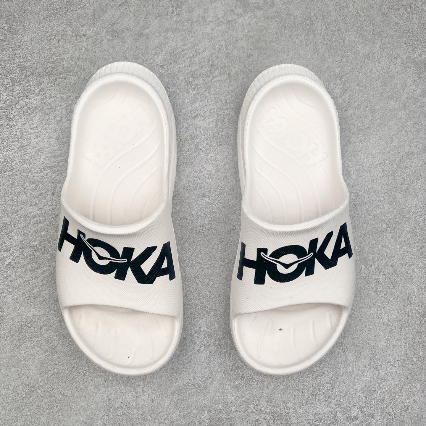 图片[2]-HOKA ONE ONE ORA Recovery Slide 3 运动拖鞋 采用非动物源材料和柔软的EVA鞋面 确保鞋底回弹性和高抗张力 高韧性 中底则采用速度型滚动平衡技术 可优化从脚跟平稳过渡至脚掌的落地过程 引导跑者回归自然步态 同时 双层结构和EVA中底 具有良好的防震和缓冲性能 提供非凡的舒适感和强大的支撑力 外底拥有巧妙的凹槽 助力跑者即便在湿滑的地形 依旧能有良好的抓地力及稳定性 尺码：36 37 38 39 40 41 42 43 44 45 46-选品中心
