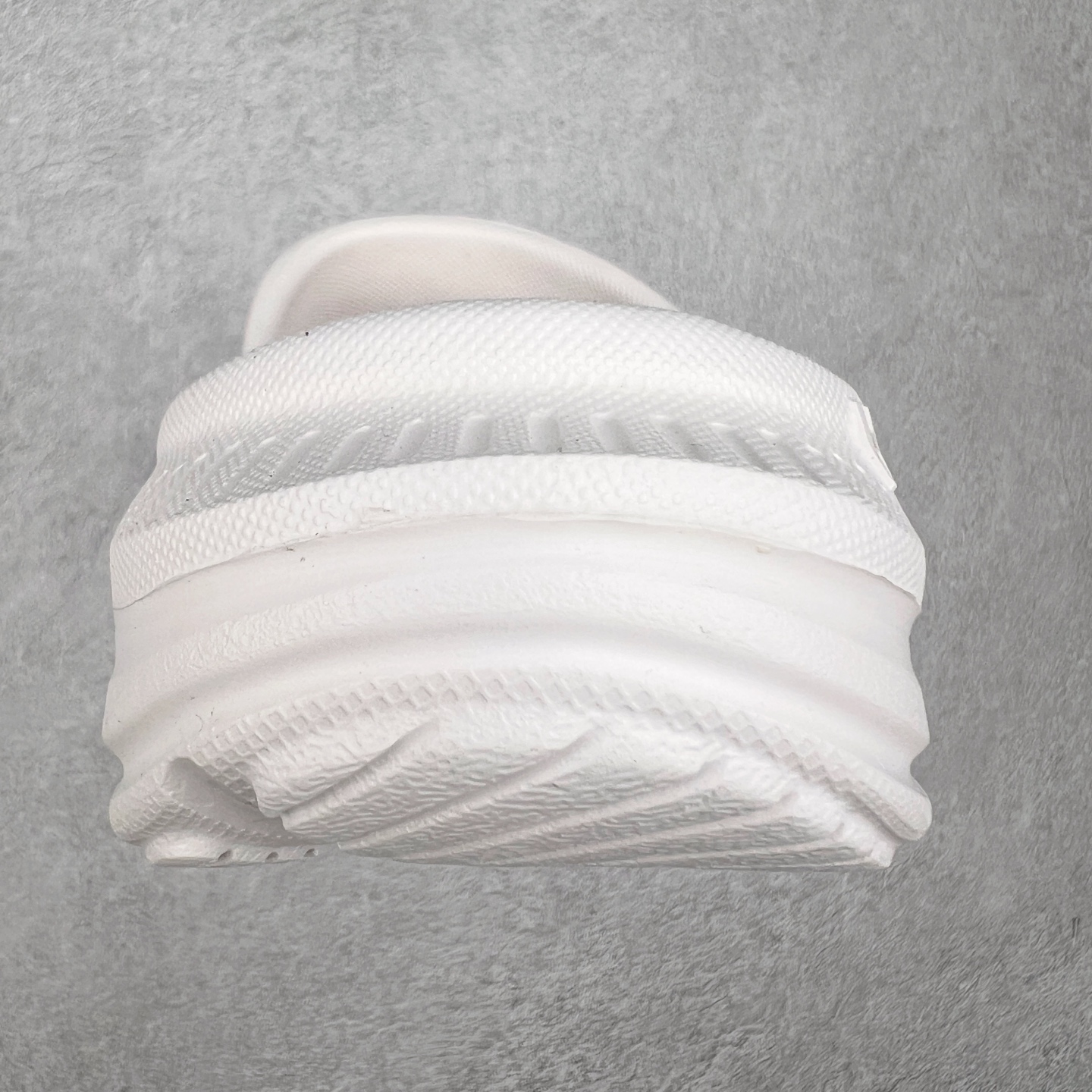 图片[8]-HOKA ONE ONE ORA Recovery Slide 3 运动拖鞋 采用非动物源材料和柔软的EVA鞋面 确保鞋底回弹性和高抗张力 高韧性 中底则采用速度型滚动平衡技术 可优化从脚跟平稳过渡至脚掌的落地过程 引导跑者回归自然步态 同时 双层结构和EVA中底 具有良好的防震和缓冲性能 提供非凡的舒适感和强大的支撑力 外底拥有巧妙的凹槽 助力跑者即便在湿滑的地形 依旧能有良好的抓地力及稳定性 尺码：36 37 38 39 40 41 42 43 44 45 46-选品中心