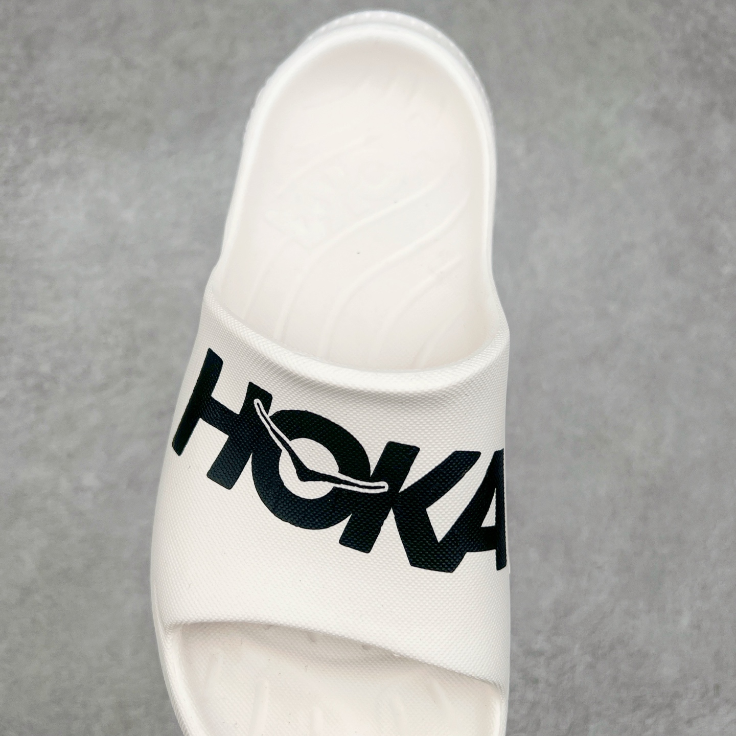 图片[5]-HOKA ONE ONE ORA Recovery Slide 3 运动拖鞋 采用非动物源材料和柔软的EVA鞋面 确保鞋底回弹性和高抗张力 高韧性 中底则采用速度型滚动平衡技术 可优化从脚跟平稳过渡至脚掌的落地过程 引导跑者回归自然步态 同时 双层结构和EVA中底 具有良好的防震和缓冲性能 提供非凡的舒适感和强大的支撑力 外底拥有巧妙的凹槽 助力跑者即便在湿滑的地形 依旧能有良好的抓地力及稳定性 尺码：36 37 38 39 40 41 42 43 44 45 46-选品中心