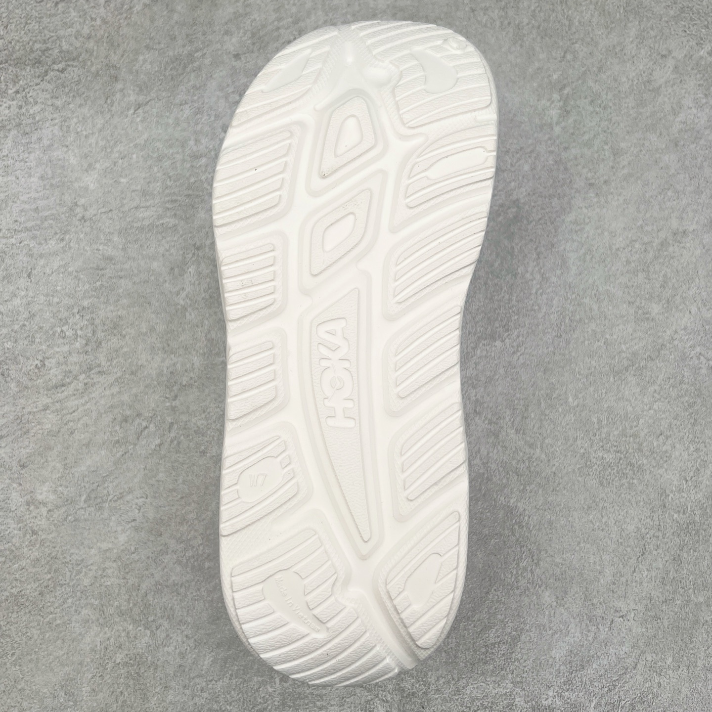 图片[9]-HOKA ONE ONE ORA Recovery Slide 3 运动拖鞋 采用非动物源材料和柔软的EVA鞋面 确保鞋底回弹性和高抗张力 高韧性 中底则采用速度型滚动平衡技术 可优化从脚跟平稳过渡至脚掌的落地过程 引导跑者回归自然步态 同时 双层结构和EVA中底 具有良好的防震和缓冲性能 提供非凡的舒适感和强大的支撑力 外底拥有巧妙的凹槽 助力跑者即便在湿滑的地形 依旧能有良好的抓地力及稳定性 尺码：36 37 38 39 40 41 42 43 44 45 46-选品中心