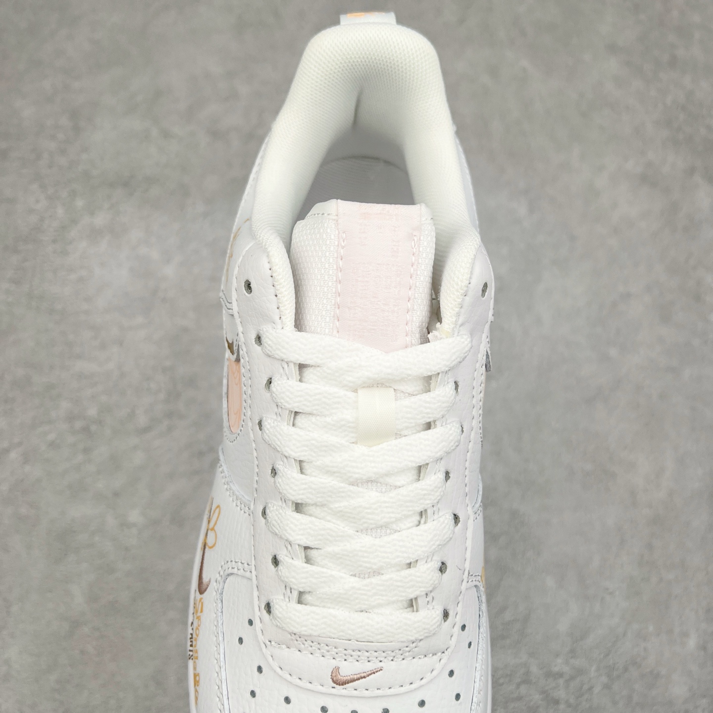 图片[5]-NK Air Force 1´07 Low 空军一号低帮百搭休闲运动板鞋 FB8971-070 柔软、弹性十足的缓震性能和出色的中底设计 横跨复古与现代的外型结合 造就出风靡全球 三十多年的Force 1 直到今天还深受青睐 实拍调校N版已经零色差零失真 百分百还原实物色彩所见即所得 不存在货不对板色差等低级问题 选购参考实物拍摄 不混卖不参货 只用心做好货严格选品 承诺混一赔十 尺码：36 36.5 37.5 38 38.5 39 40 40.5 41 42 42.5 43 44 44.5 45-选品中心