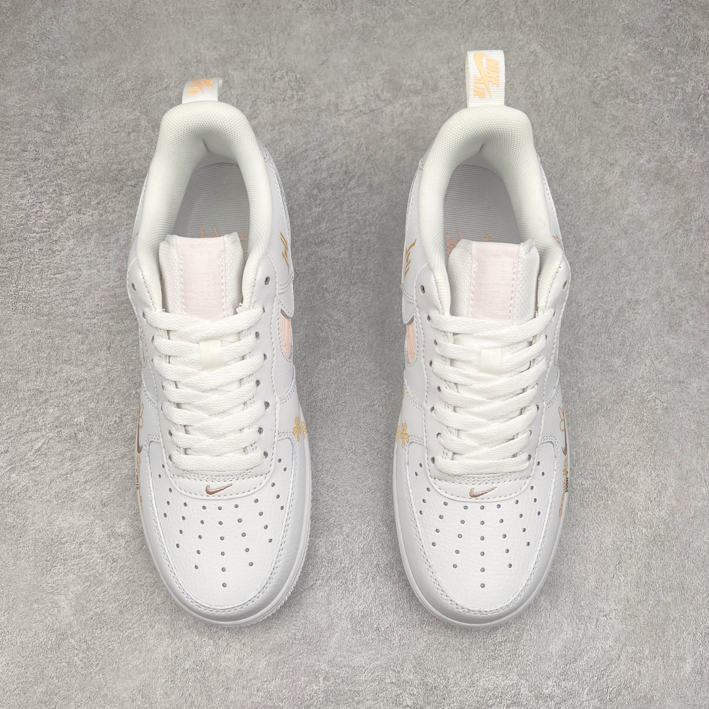 图片[2]-NK Air Force 1´07 Low 空军一号低帮百搭休闲运动板鞋 FB8971-070 柔软、弹性十足的缓震性能和出色的中底设计 横跨复古与现代的外型结合 造就出风靡全球 三十多年的Force 1 直到今天还深受青睐 实拍调校N版已经零色差零失真 百分百还原实物色彩所见即所得 不存在货不对板色差等低级问题 选购参考实物拍摄 不混卖不参货 只用心做好货严格选品 承诺混一赔十 尺码：36 36.5 37.5 38 38.5 39 40 40.5 41 42 42.5 43 44 44.5 45-选品中心