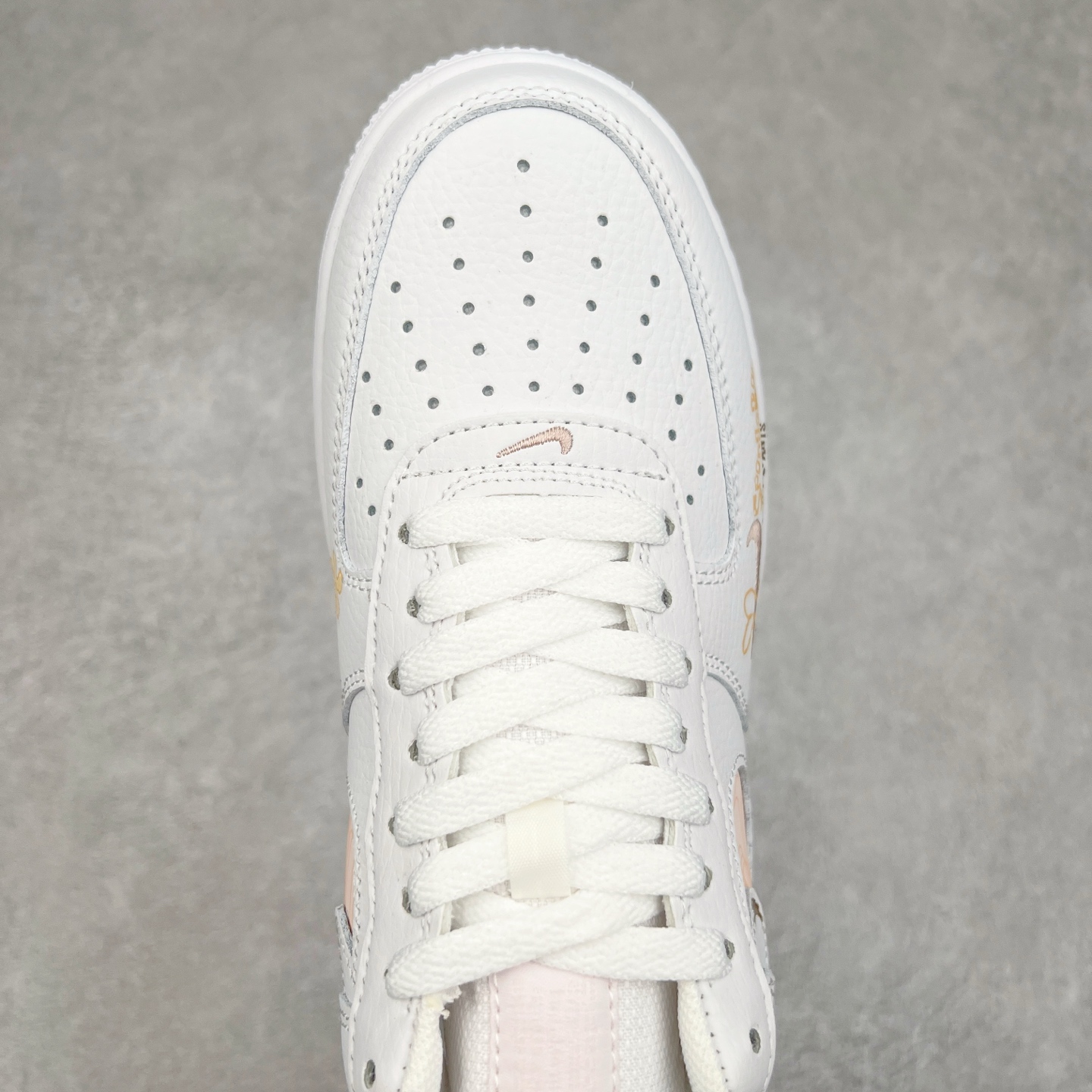 图片[4]-NK Air Force 1´07 Low 空军一号低帮百搭休闲运动板鞋 FB8971-070 柔软、弹性十足的缓震性能和出色的中底设计 横跨复古与现代的外型结合 造就出风靡全球 三十多年的Force 1 直到今天还深受青睐 实拍调校N版已经零色差零失真 百分百还原实物色彩所见即所得 不存在货不对板色差等低级问题 选购参考实物拍摄 不混卖不参货 只用心做好货严格选品 承诺混一赔十 尺码：36 36.5 37.5 38 38.5 39 40 40.5 41 42 42.5 43 44 44.5 45-选品中心