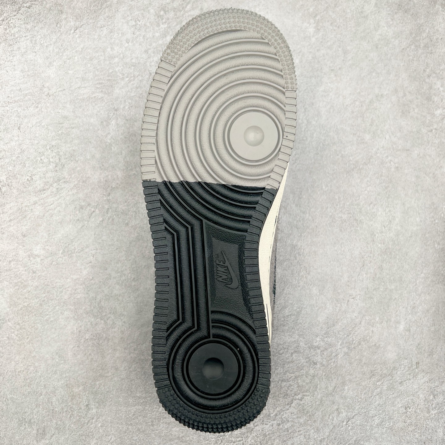 图片[9]-NK Air Force 1´07 Low 空军一号低帮百搭休闲运动板鞋 SJ6698-018 柔软、弹性十足的缓震性能和出色的中底设计 横跨复古与现代的外型结合 造就出风靡全球 三十多年的Force 1 直到今天还深受青睐 实拍调校N版已经零色差零失真 百分百还原实物色彩所见即所得 不存在货不对板色差等低级问题 选购参考实物拍摄 不混卖不参货 只用心做好货严格选品 承诺混一赔十 尺码：36 36.5 37.5 38 38.5 39 40 40.5 41 42 42.5 43 44 44.5 45-选品中心