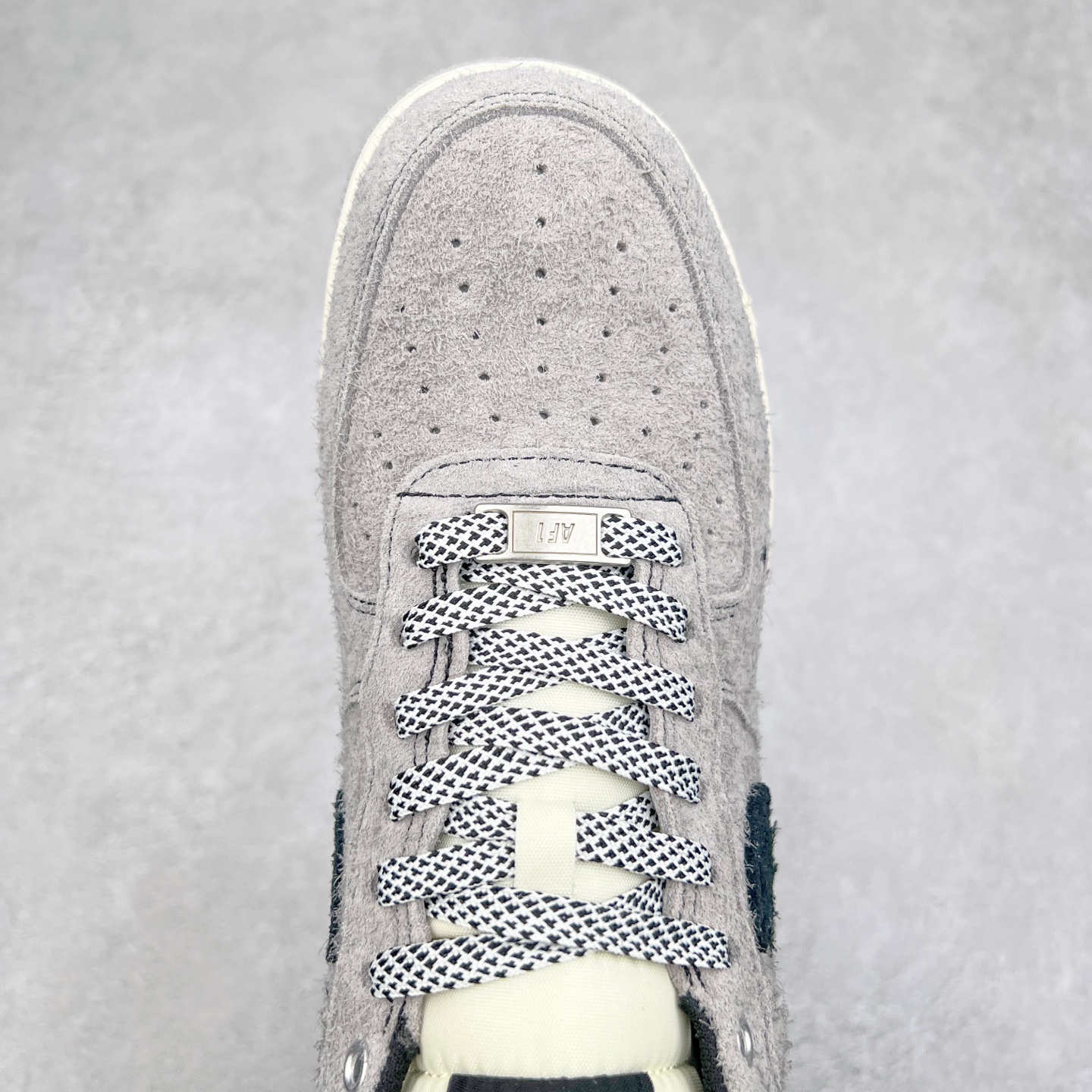 图片[4]-NK Air Force 1´07 Low 空军一号低帮百搭休闲运动板鞋 SJ6698-018 柔软、弹性十足的缓震性能和出色的中底设计 横跨复古与现代的外型结合 造就出风靡全球 三十多年的Force 1 直到今天还深受青睐 实拍调校N版已经零色差零失真 百分百还原实物色彩所见即所得 不存在货不对板色差等低级问题 选购参考实物拍摄 不混卖不参货 只用心做好货严格选品 承诺混一赔十 尺码：36 36.5 37.5 38 38.5 39 40 40.5 41 42 42.5 43 44 44.5 45-选品中心