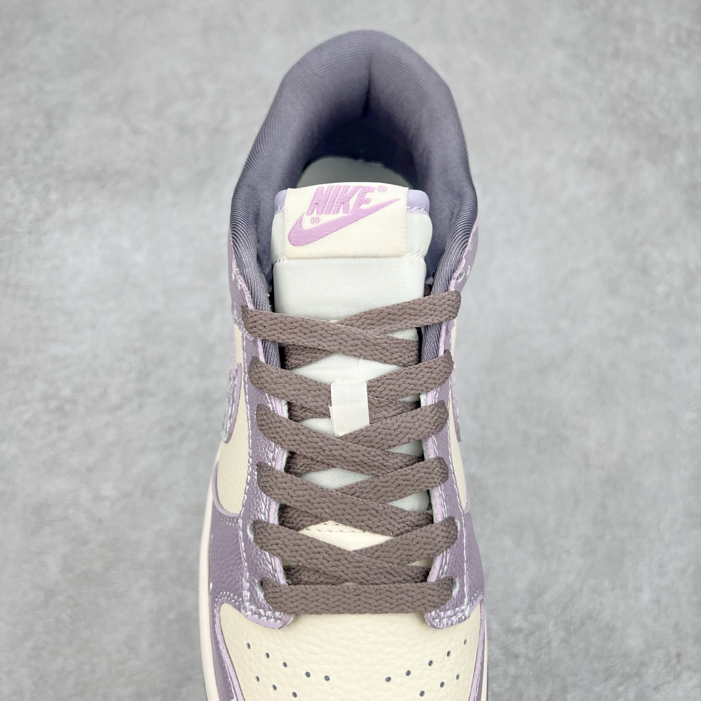 图片[5]-NK Dunk Low 定制配色 KK1333-039 大厂出品 极力推荐 原装头层材料 独家版型蒸餾加工帶來的是更好的视觉和脚感体验大厂纯原品质出货 清洁度 电绣工艺 皮料切割干净无任何毛边 细节完美 实拍调校N版已经零色差零失真 百分百还原实物色彩所见即所得 不存在货不对板色差等低级问题 选购参考实物拍摄 不混卖不参货 只用心做好货严格选品 承诺混一赔十 尺码：36 36.5 37.5 38 38.5 39 40 40.5 41 42 42.5 43 44 44.5 45-选品中心