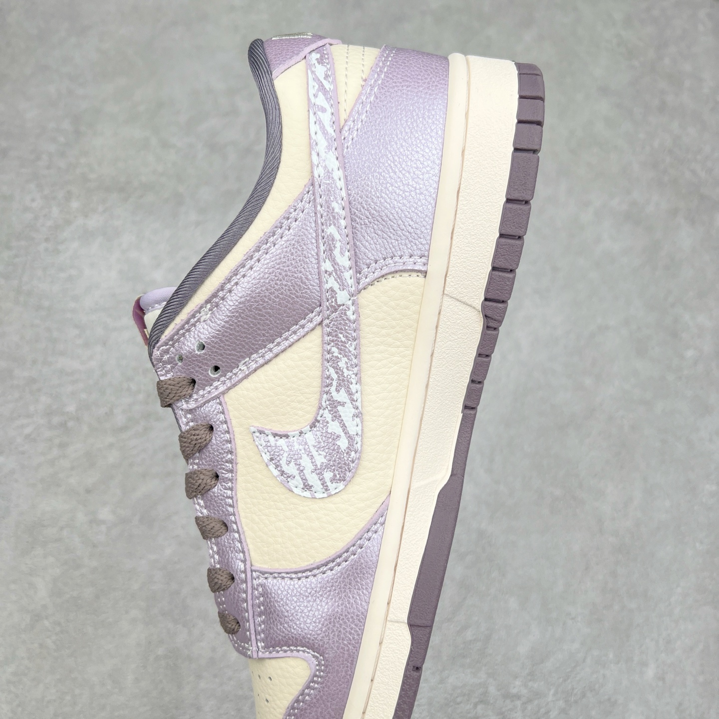 图片[7]-NK Dunk Low 定制配色 KK1333-039 大厂出品 极力推荐 原装头层材料 独家版型蒸餾加工帶來的是更好的视觉和脚感体验大厂纯原品质出货 清洁度 电绣工艺 皮料切割干净无任何毛边 细节完美 实拍调校N版已经零色差零失真 百分百还原实物色彩所见即所得 不存在货不对板色差等低级问题 选购参考实物拍摄 不混卖不参货 只用心做好货严格选品 承诺混一赔十 尺码：36 36.5 37.5 38 38.5 39 40 40.5 41 42 42.5 43 44 44.5 45-选品中心