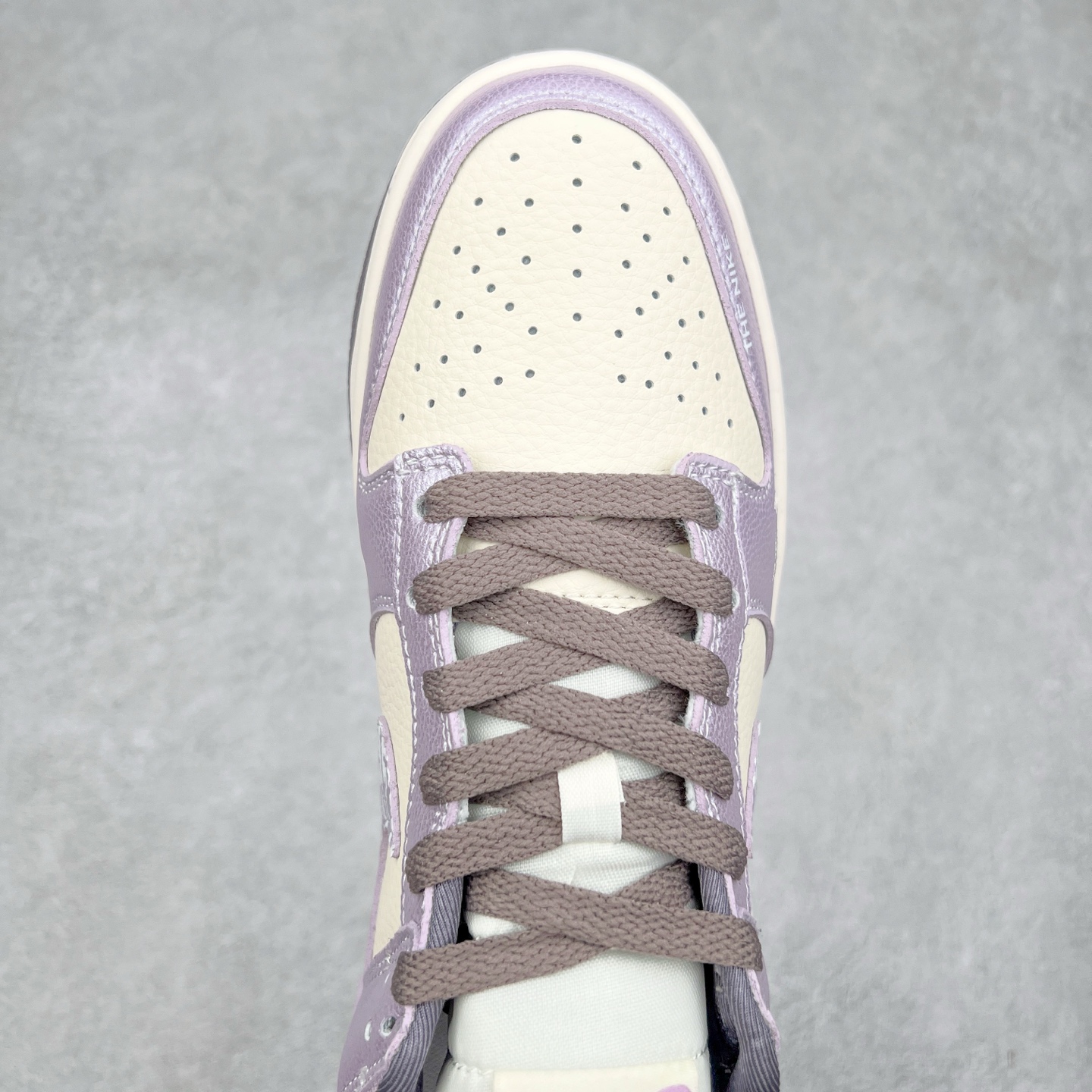 图片[4]-NK Dunk Low 定制配色 KK1333-039 大厂出品 极力推荐 原装头层材料 独家版型蒸餾加工帶來的是更好的视觉和脚感体验大厂纯原品质出货 清洁度 电绣工艺 皮料切割干净无任何毛边 细节完美 实拍调校N版已经零色差零失真 百分百还原实物色彩所见即所得 不存在货不对板色差等低级问题 选购参考实物拍摄 不混卖不参货 只用心做好货严格选品 承诺混一赔十 尺码：36 36.5 37.5 38 38.5 39 40 40.5 41 42 42.5 43 44 44.5 45-选品中心