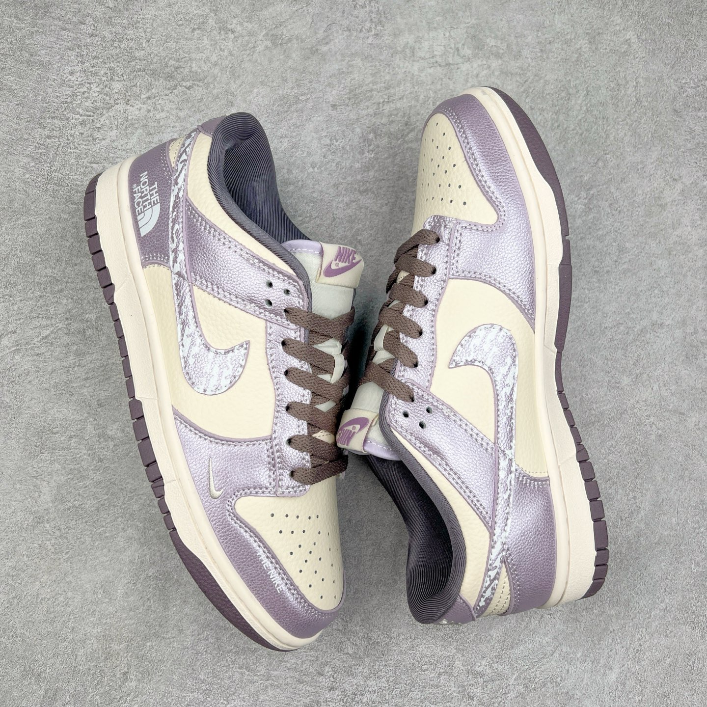 图片[3]-NK Dunk Low 定制配色 KK1333-039 大厂出品 极力推荐 原装头层材料 独家版型蒸餾加工帶來的是更好的视觉和脚感体验大厂纯原品质出货 清洁度 电绣工艺 皮料切割干净无任何毛边 细节完美 实拍调校N版已经零色差零失真 百分百还原实物色彩所见即所得 不存在货不对板色差等低级问题 选购参考实物拍摄 不混卖不参货 只用心做好货严格选品 承诺混一赔十 尺码：36 36.5 37.5 38 38.5 39 40 40.5 41 42 42.5 43 44 44.5 45-选品中心