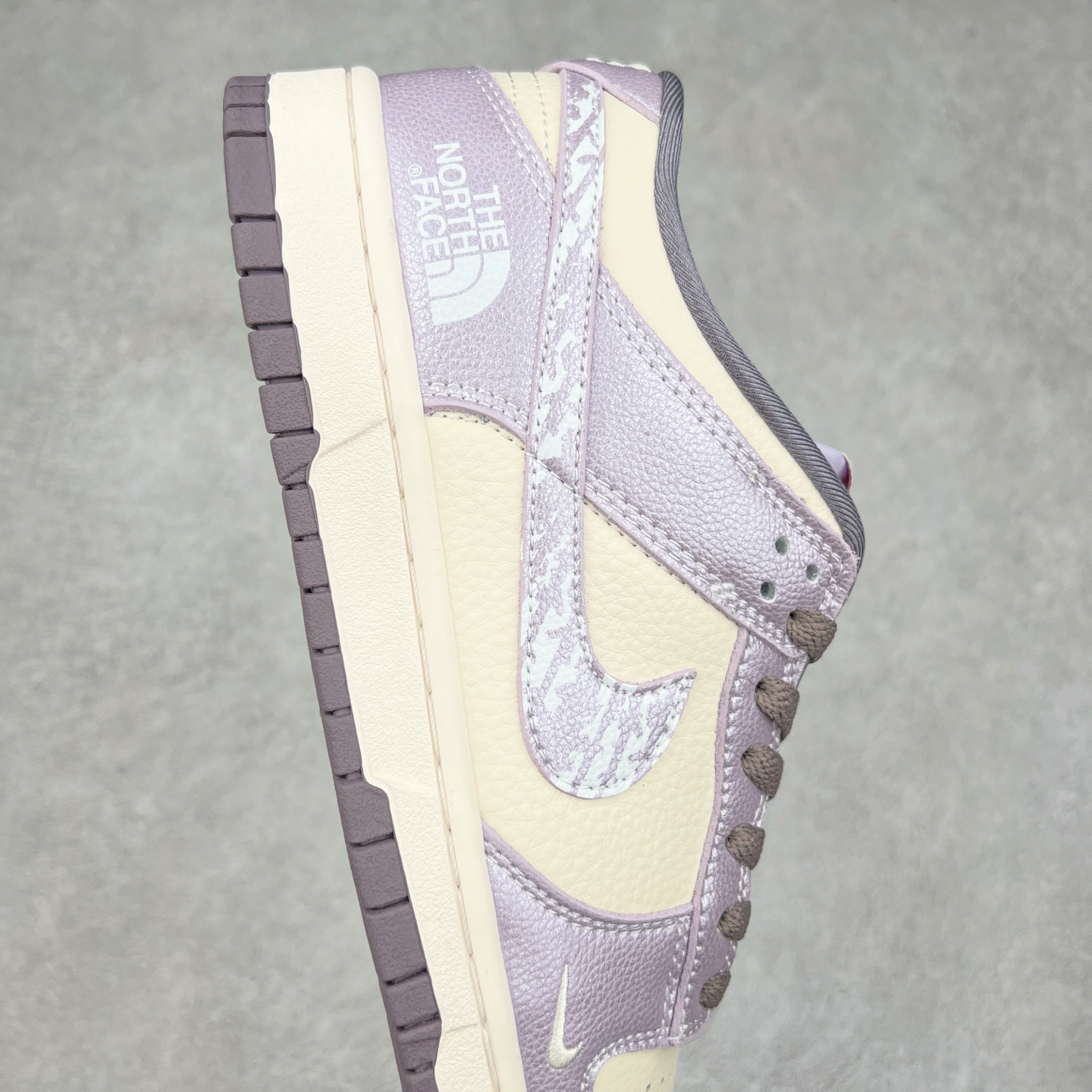 图片[6]-NK Dunk Low 定制配色 KK1333-039 大厂出品 极力推荐 原装头层材料 独家版型蒸餾加工帶來的是更好的视觉和脚感体验大厂纯原品质出货 清洁度 电绣工艺 皮料切割干净无任何毛边 细节完美 实拍调校N版已经零色差零失真 百分百还原实物色彩所见即所得 不存在货不对板色差等低级问题 选购参考实物拍摄 不混卖不参货 只用心做好货严格选品 承诺混一赔十 尺码：36 36.5 37.5 38 38.5 39 40 40.5 41 42 42.5 43 44 44.5 45-选品中心