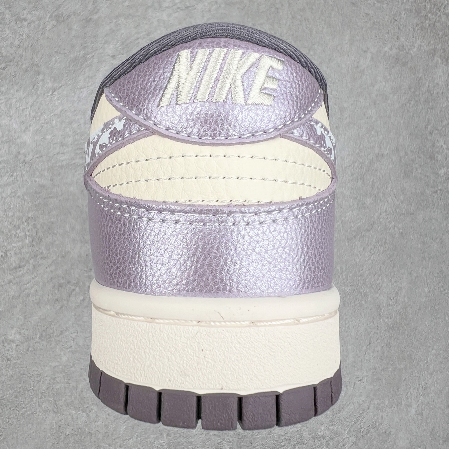 图片[8]-NK Dunk Low 定制配色 KK1333-039 大厂出品 极力推荐 原装头层材料 独家版型蒸餾加工帶來的是更好的视觉和脚感体验大厂纯原品质出货 清洁度 电绣工艺 皮料切割干净无任何毛边 细节完美 实拍调校N版已经零色差零失真 百分百还原实物色彩所见即所得 不存在货不对板色差等低级问题 选购参考实物拍摄 不混卖不参货 只用心做好货严格选品 承诺混一赔十 尺码：36 36.5 37.5 38 38.5 39 40 40.5 41 42 42.5 43 44 44.5 45-选品中心