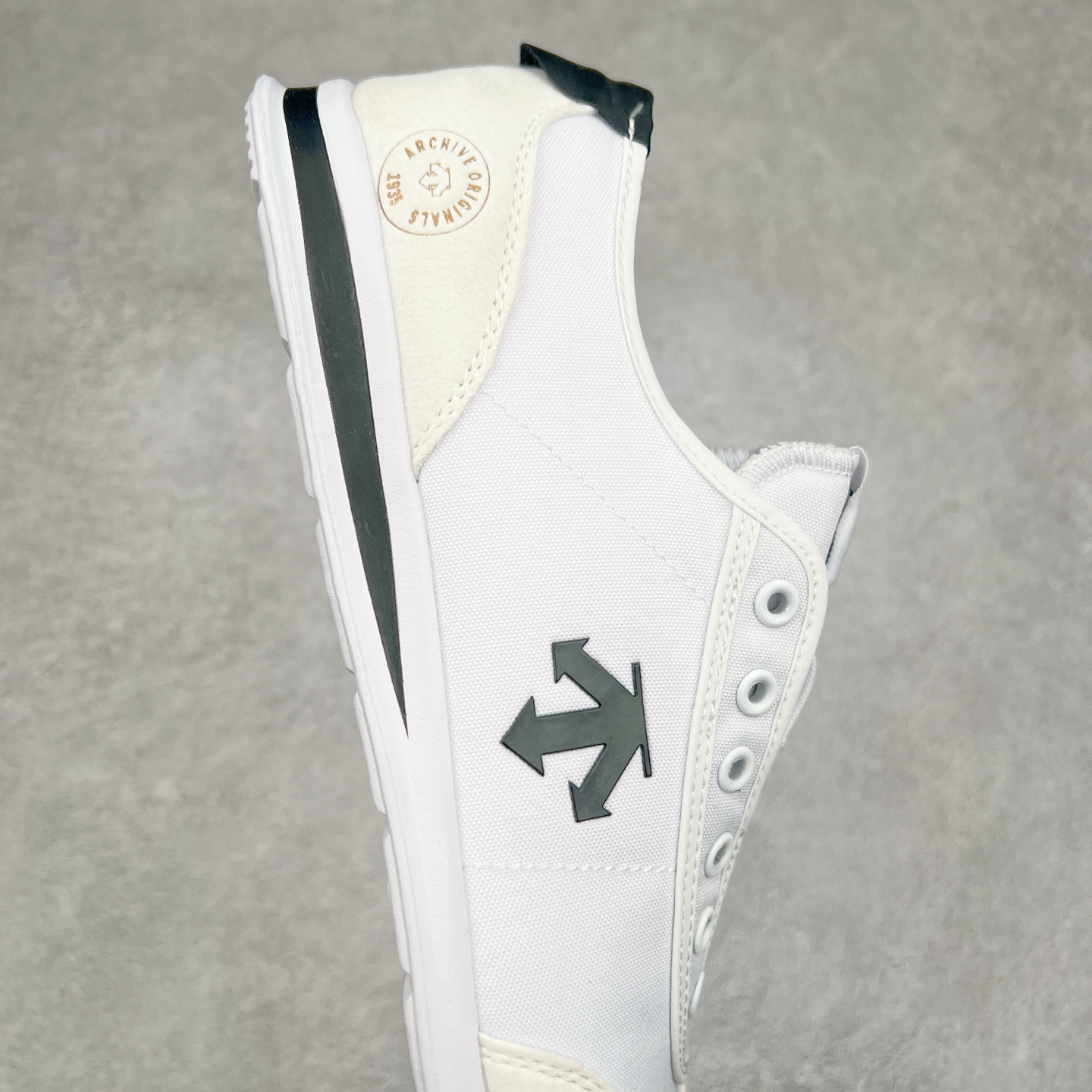 图片[6]-DESCENTE Sport Style Chron Racer迪桑特舒适百搭防滑耐磨低帮生活休闲鞋 是一款集复古与现代于一体的低帮跑步鞋 简洁的牛皮鞋面不仅彰显出时尚的质感 还适用于多种场合的穿搭 这款鞋子的透气性能极佳 轻质弹性鞋底则提供了良好的舒适度和耐磨性 使你在行走或跑步时都能感受到脚底的柔软与支撑 尺码：36 36.5 37.5 38 38.5 39 40 40.5 41 42 42.5 43 44 44.5 45-选品中心