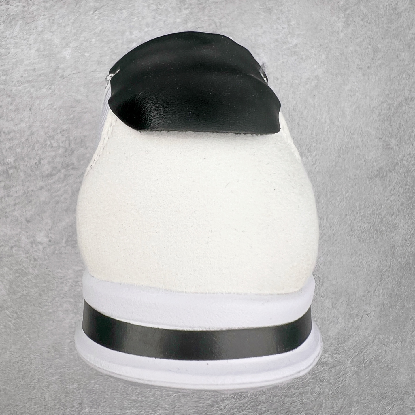 图片[8]-DESCENTE Sport Style Chron Racer迪桑特舒适百搭防滑耐磨低帮生活休闲鞋 是一款集复古与现代于一体的低帮跑步鞋 简洁的牛皮鞋面不仅彰显出时尚的质感 还适用于多种场合的穿搭 这款鞋子的透气性能极佳 轻质弹性鞋底则提供了良好的舒适度和耐磨性 使你在行走或跑步时都能感受到脚底的柔软与支撑 尺码：36 36.5 37.5 38 38.5 39 40 40.5 41 42 42.5 43 44 44.5 45-选品中心