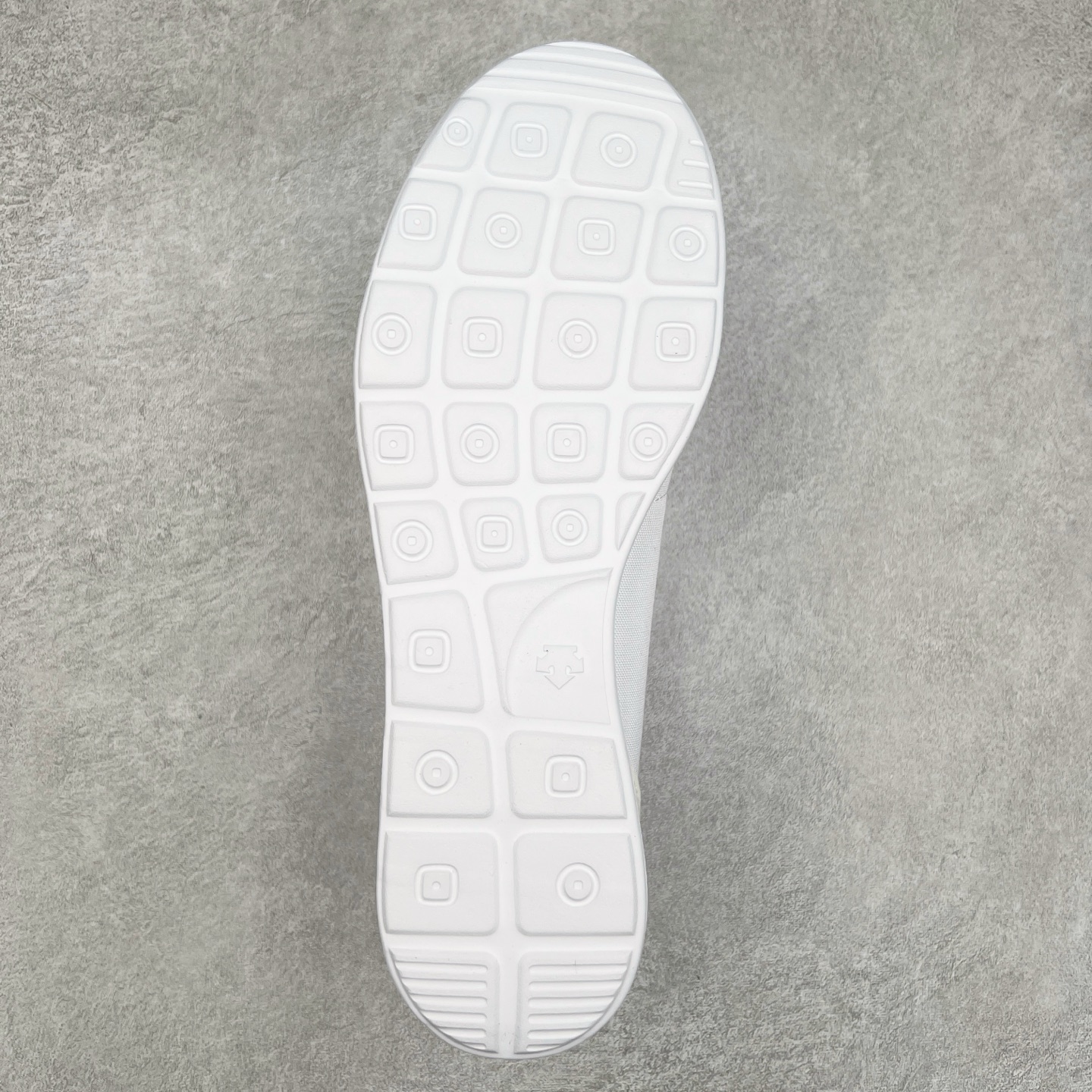 图片[9]-DESCENTE Sport Style Chron Racer迪桑特舒适百搭防滑耐磨低帮生活休闲鞋 是一款集复古与现代于一体的低帮跑步鞋 简洁的牛皮鞋面不仅彰显出时尚的质感 还适用于多种场合的穿搭 这款鞋子的透气性能极佳 轻质弹性鞋底则提供了良好的舒适度和耐磨性 使你在行走或跑步时都能感受到脚底的柔软与支撑 尺码：36 36.5 37.5 38 38.5 39 40 40.5 41 42 42.5 43 44 44.5 45-选品中心