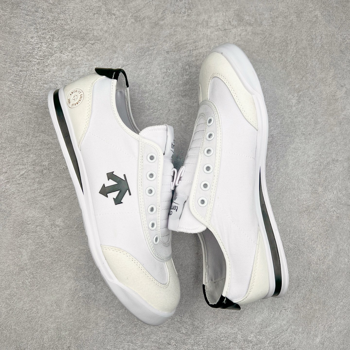 图片[3]-DESCENTE Sport Style Chron Racer迪桑特舒适百搭防滑耐磨低帮生活休闲鞋 是一款集复古与现代于一体的低帮跑步鞋 简洁的牛皮鞋面不仅彰显出时尚的质感 还适用于多种场合的穿搭 这款鞋子的透气性能极佳 轻质弹性鞋底则提供了良好的舒适度和耐磨性 使你在行走或跑步时都能感受到脚底的柔软与支撑 尺码：36 36.5 37.5 38 38.5 39 40 40.5 41 42 42.5 43 44 44.5 45-选品中心