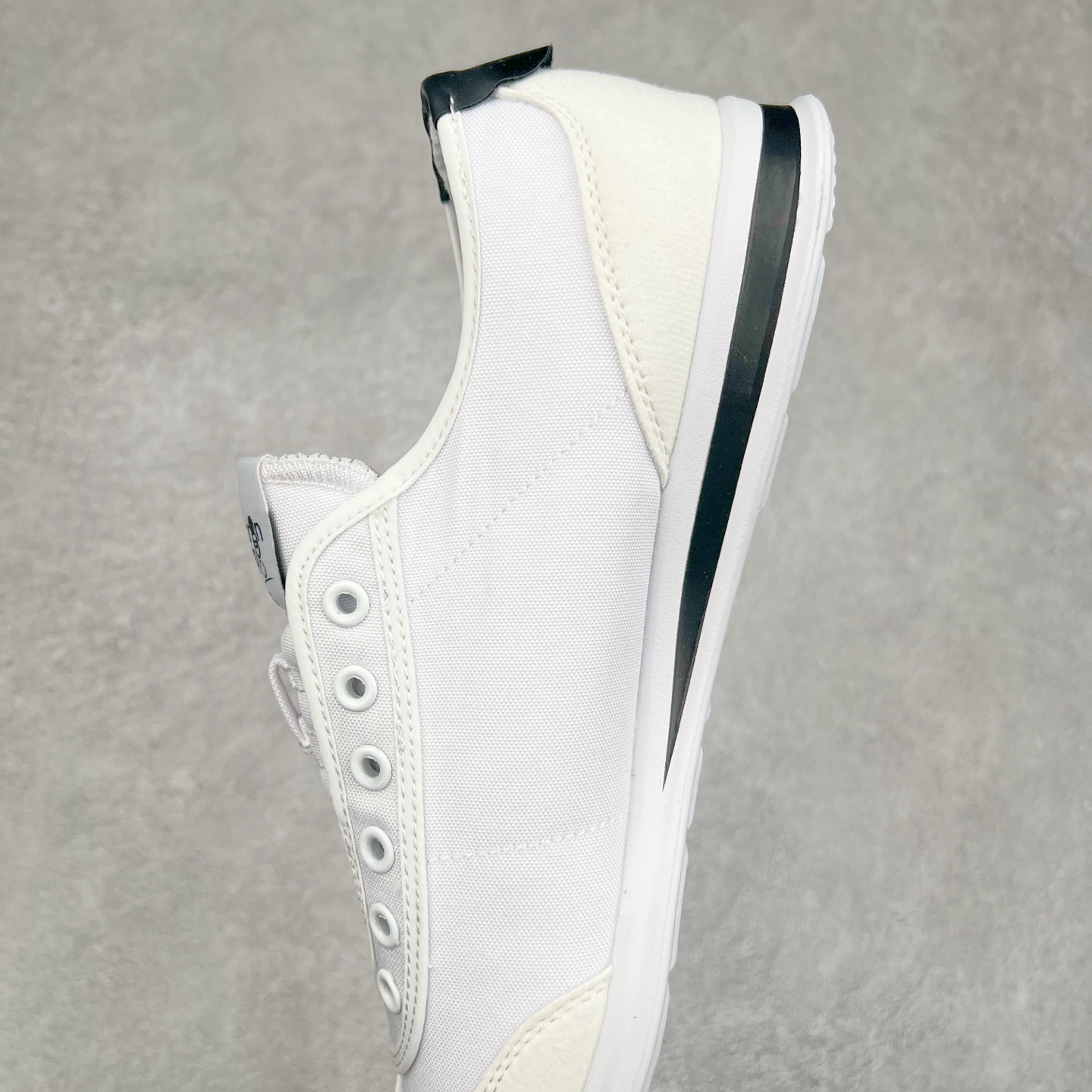 图片[7]-DESCENTE Sport Style Chron Racer迪桑特舒适百搭防滑耐磨低帮生活休闲鞋 是一款集复古与现代于一体的低帮跑步鞋 简洁的牛皮鞋面不仅彰显出时尚的质感 还适用于多种场合的穿搭 这款鞋子的透气性能极佳 轻质弹性鞋底则提供了良好的舒适度和耐磨性 使你在行走或跑步时都能感受到脚底的柔软与支撑 尺码：36 36.5 37.5 38 38.5 39 40 40.5 41 42 42.5 43 44 44.5 45-选品中心