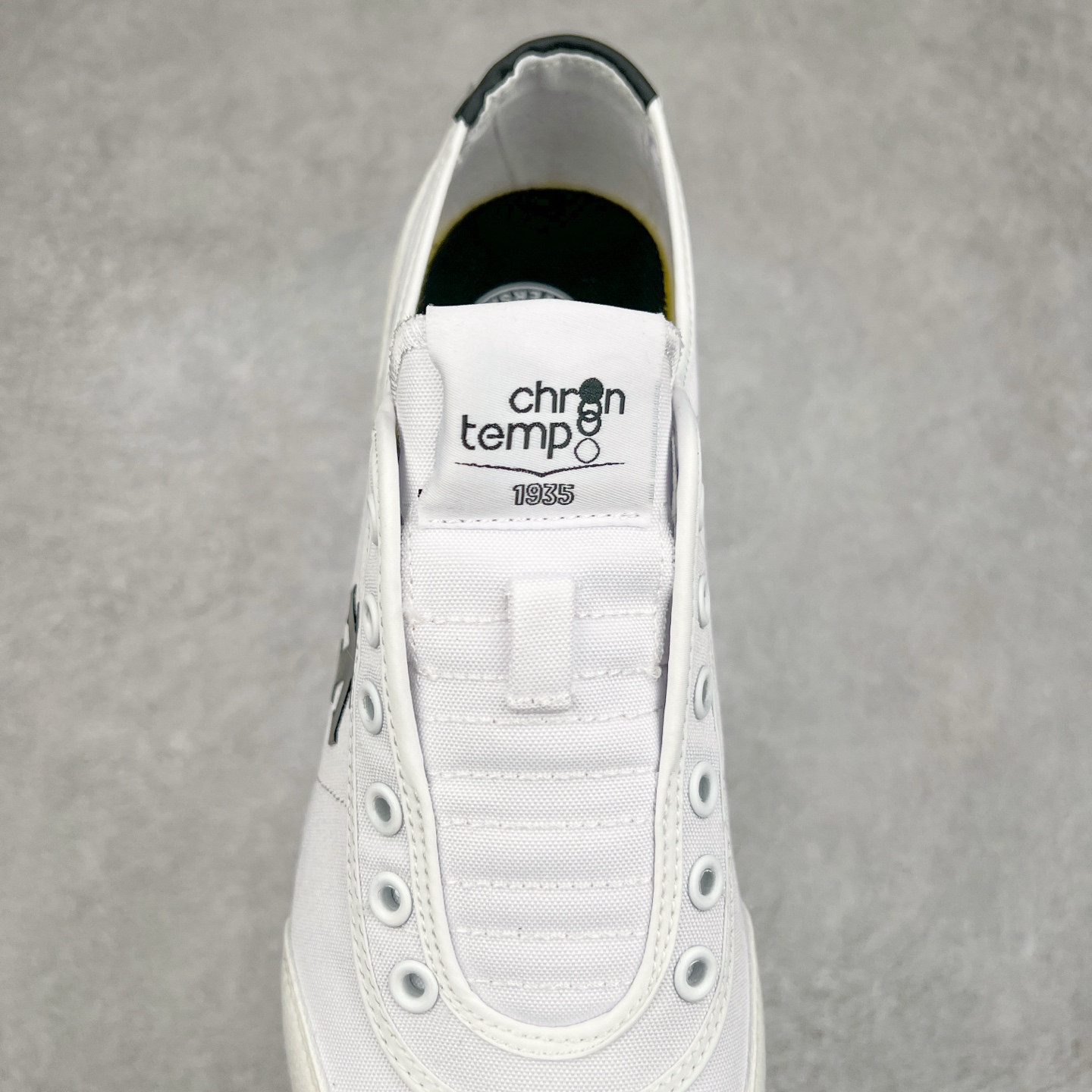 图片[5]-DESCENTE Sport Style Chron Racer迪桑特舒适百搭防滑耐磨低帮生活休闲鞋 是一款集复古与现代于一体的低帮跑步鞋 简洁的牛皮鞋面不仅彰显出时尚的质感 还适用于多种场合的穿搭 这款鞋子的透气性能极佳 轻质弹性鞋底则提供了良好的舒适度和耐磨性 使你在行走或跑步时都能感受到脚底的柔软与支撑 尺码：36 36.5 37.5 38 38.5 39 40 40.5 41 42 42.5 43 44 44.5 45-选品中心