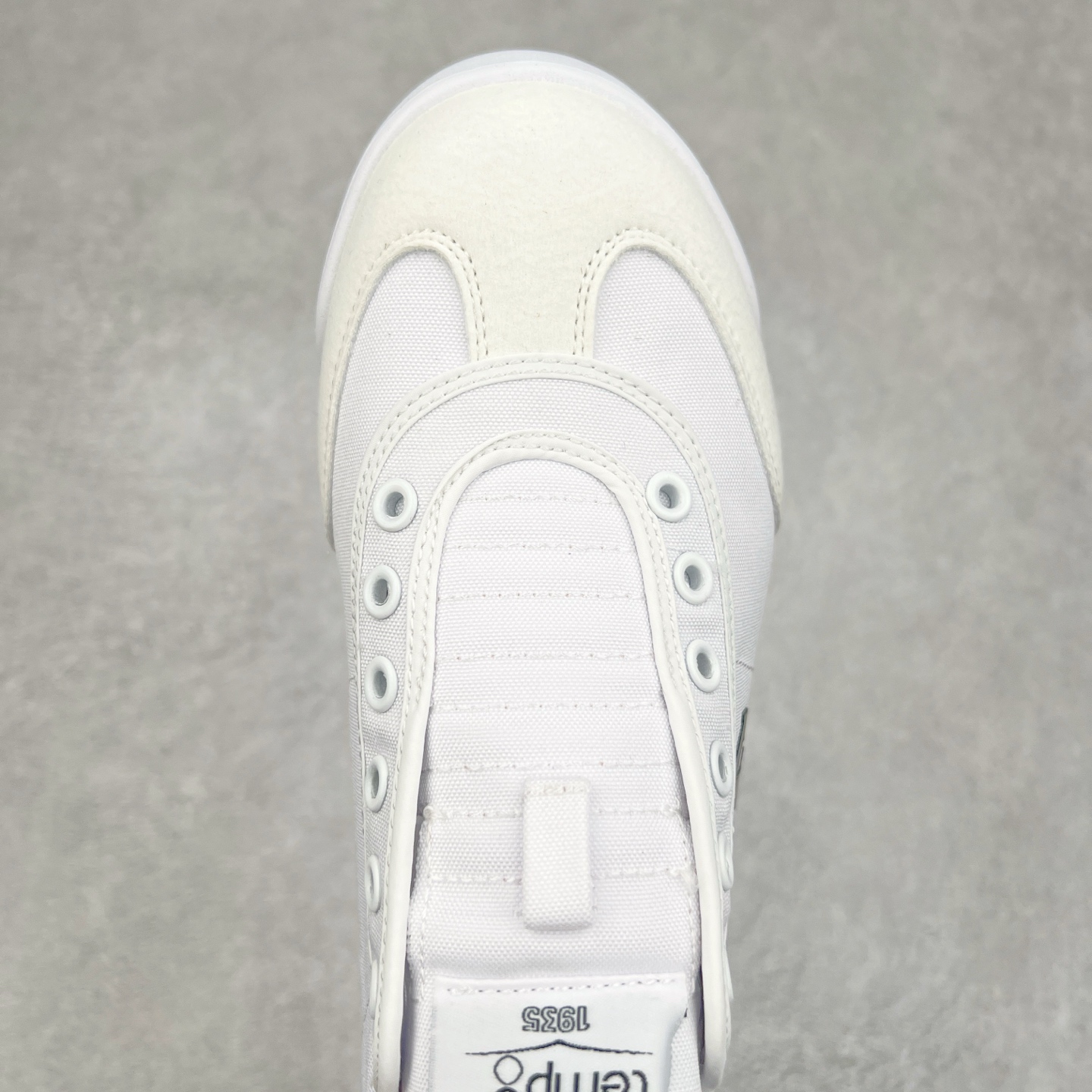 图片[4]-DESCENTE Sport Style Chron Racer迪桑特舒适百搭防滑耐磨低帮生活休闲鞋 是一款集复古与现代于一体的低帮跑步鞋 简洁的牛皮鞋面不仅彰显出时尚的质感 还适用于多种场合的穿搭 这款鞋子的透气性能极佳 轻质弹性鞋底则提供了良好的舒适度和耐磨性 使你在行走或跑步时都能感受到脚底的柔软与支撑 尺码：36 36.5 37.5 38 38.5 39 40 40.5 41 42 42.5 43 44 44.5 45-选品中心