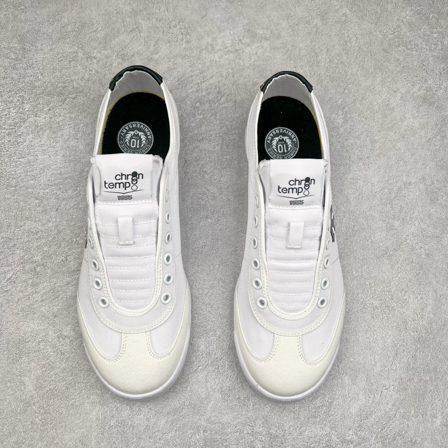 图片[2]-DESCENTE Sport Style Chron Racer迪桑特舒适百搭防滑耐磨低帮生活休闲鞋 是一款集复古与现代于一体的低帮跑步鞋 简洁的牛皮鞋面不仅彰显出时尚的质感 还适用于多种场合的穿搭 这款鞋子的透气性能极佳 轻质弹性鞋底则提供了良好的舒适度和耐磨性 使你在行走或跑步时都能感受到脚底的柔软与支撑 尺码：36 36.5 37.5 38 38.5 39 40 40.5 41 42 42.5 43 44 44.5 45-选品中心