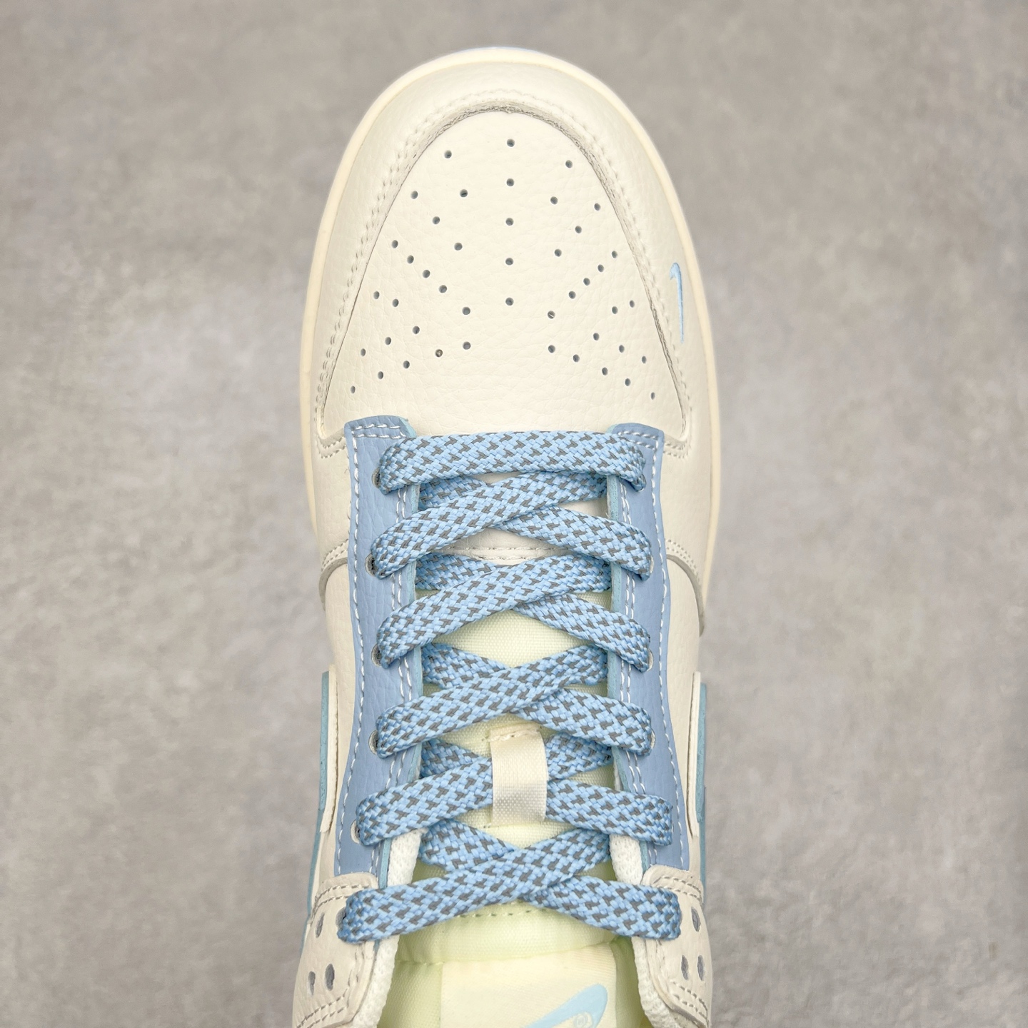 图片[4]-NK Dunk Low 定制配色 BB9866-001 大厂出品 极力推荐 原装头层材料 独家版型蒸餾加工帶來的是更好的视觉和脚感体验大厂纯原品质出货 清洁度 电绣工艺 皮料切割干净无任何毛边 细节完美 实拍调校N版已经零色差零失真 百分百还原实物色彩所见即所得 不存在货不对板色差等低级问题 选购参考实物拍摄 不混卖不参货 只用心做好货严格选品 承诺混一赔十 尺码：36 36.5 37.5 38 38.5 39 40 40.5 41 42 42.5 43 44 44.5 45-选品中心