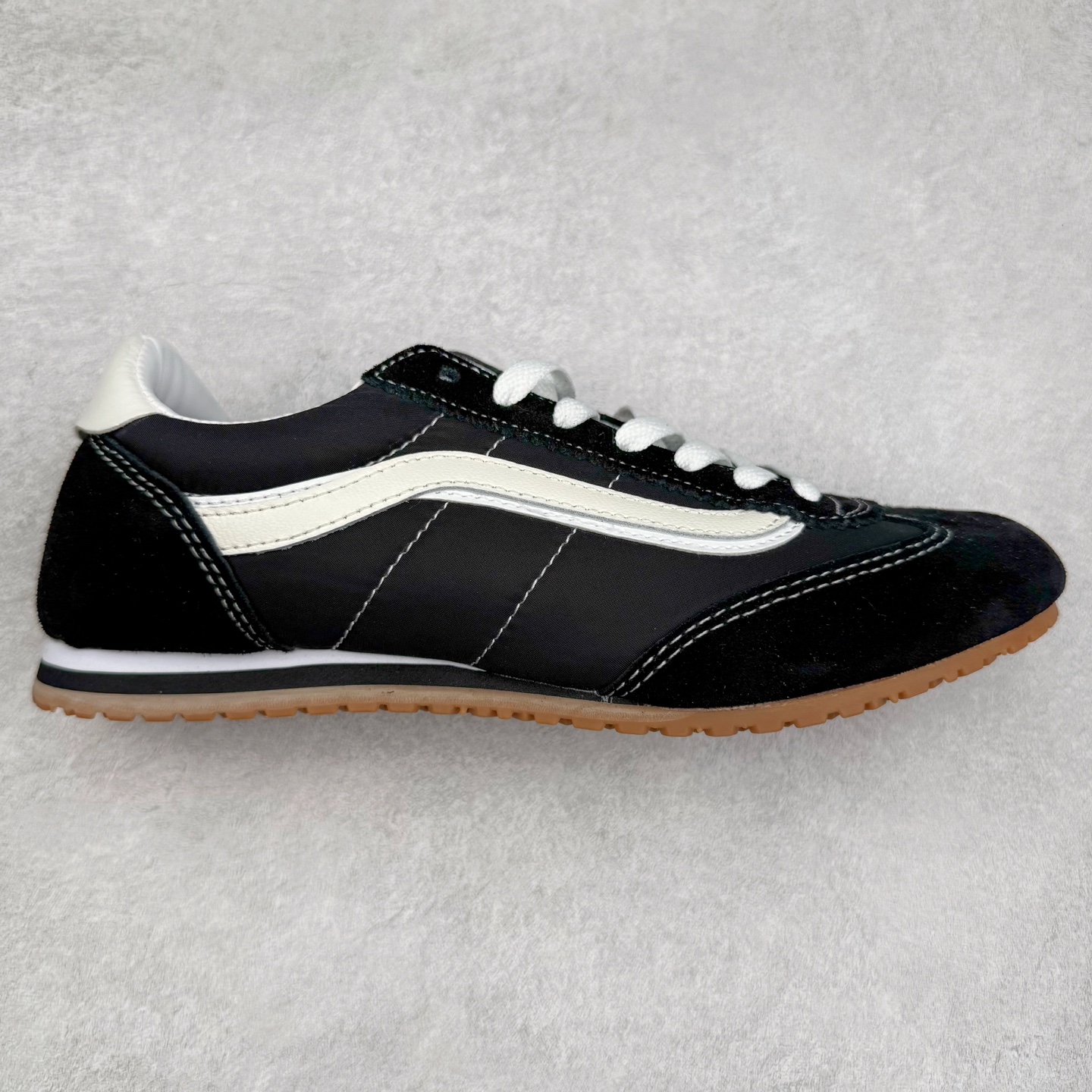 Vans Super LowPro 黑白 官方新款 复古薄底德训鞋系列 以经典Vans Serio为灵感，氛围感樱花粉，与春日街头适配度拉满，一脚踩进浅浅春色。华夫大底搭上 EVA 泡棉科技，脚感舒适怎么Live都生动，轻盈出门！ 货号：VN000D83O3N 尺码：35 36 36.5 37 38 38.5 39 40-选品中心